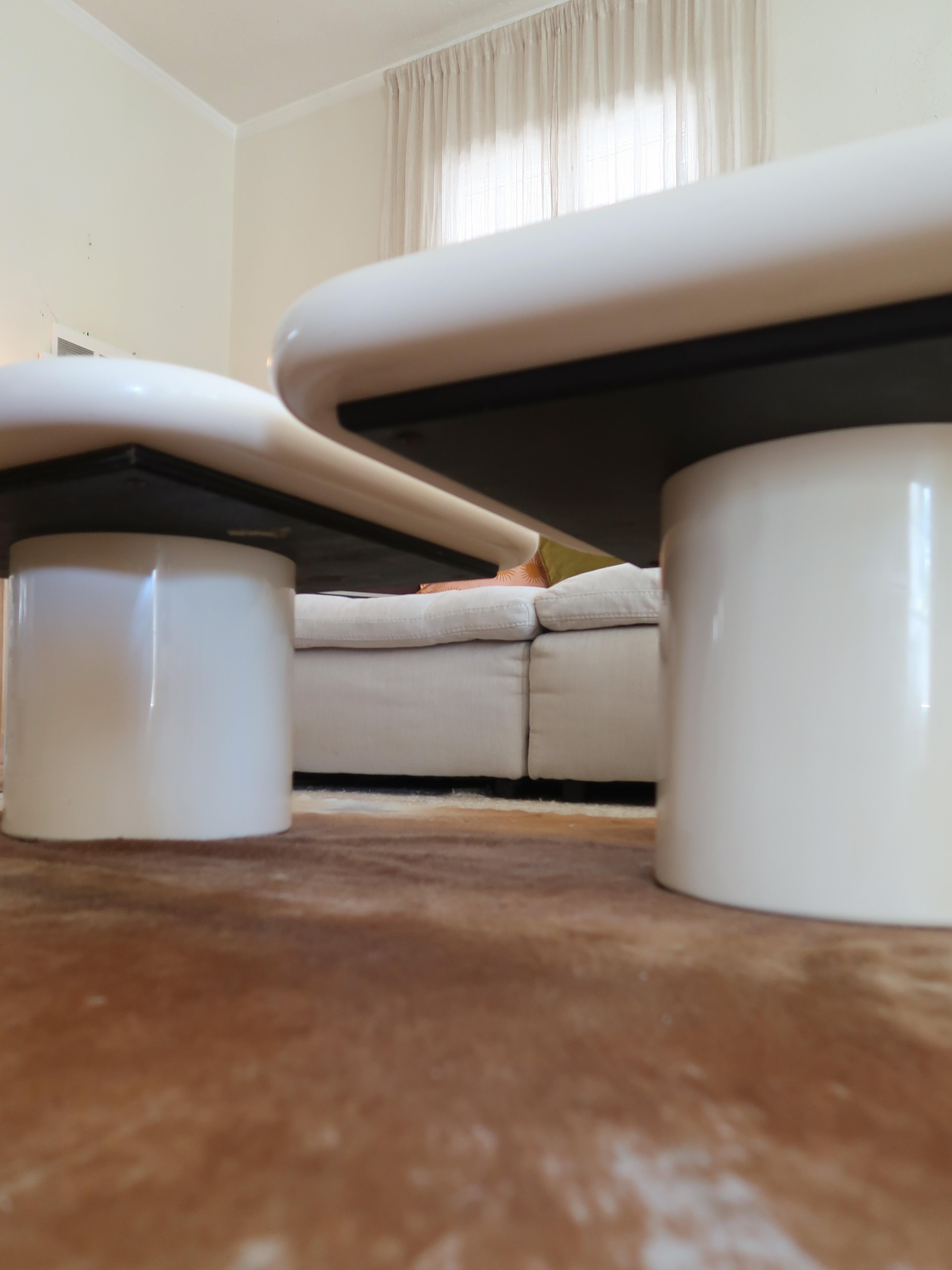 Postmoderne Table basse à socle The Moderns en vente
