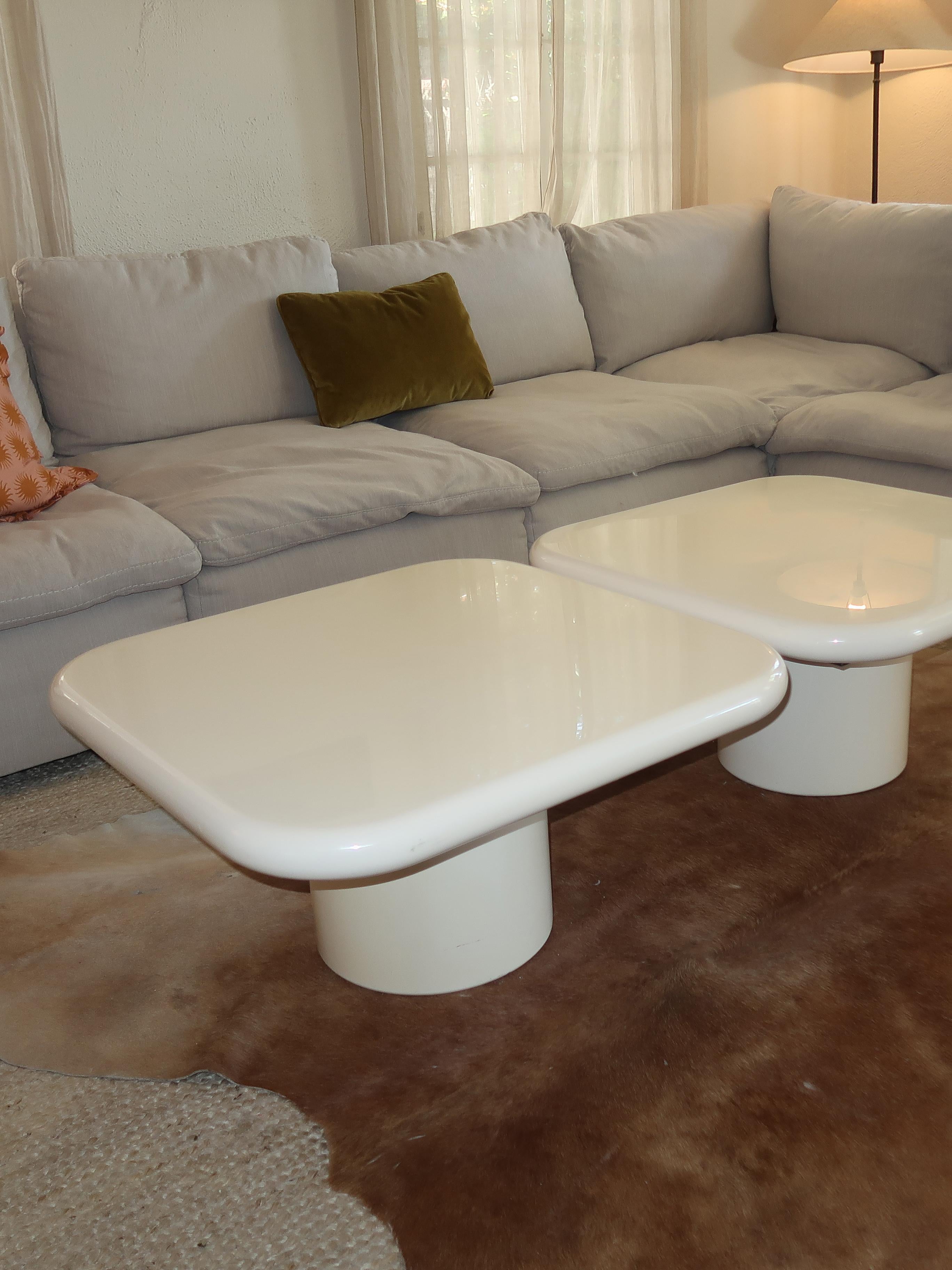 Fibre de carbone Table basse à socle The Moderns en vente