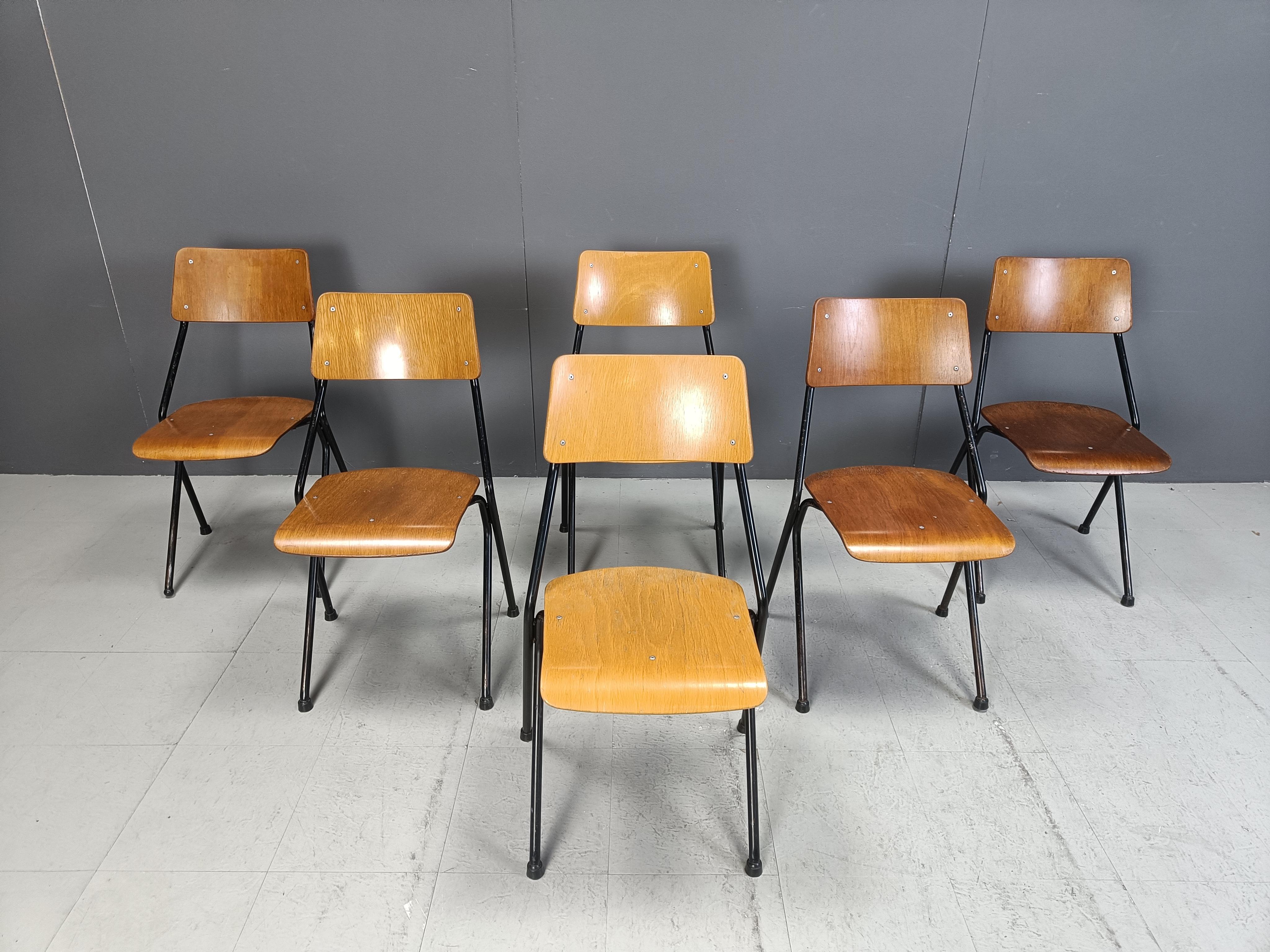 Vintage plywood dining chairs with a black metal tubular frame.

Cool post modern design.

1970s - Netherlands

Good condition

Dimensions:
Height: 82cm
Width: 45cm
Depth: 45cm
Seat height: 45cm

Ref.: 24112203

*price is for the set
*Images are
