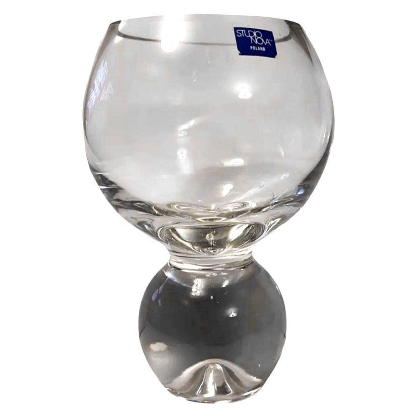 Ce magnifique vase à double orbe post-moderne de Studio Nova Poland est réalisé en cristal de plomb lourd et brillant. La bouche est taillée sur un bord émoussé, ce qui donne du sérieux à cette pièce toute en rondeurs.

Dimensions : Hauteur : 8,75