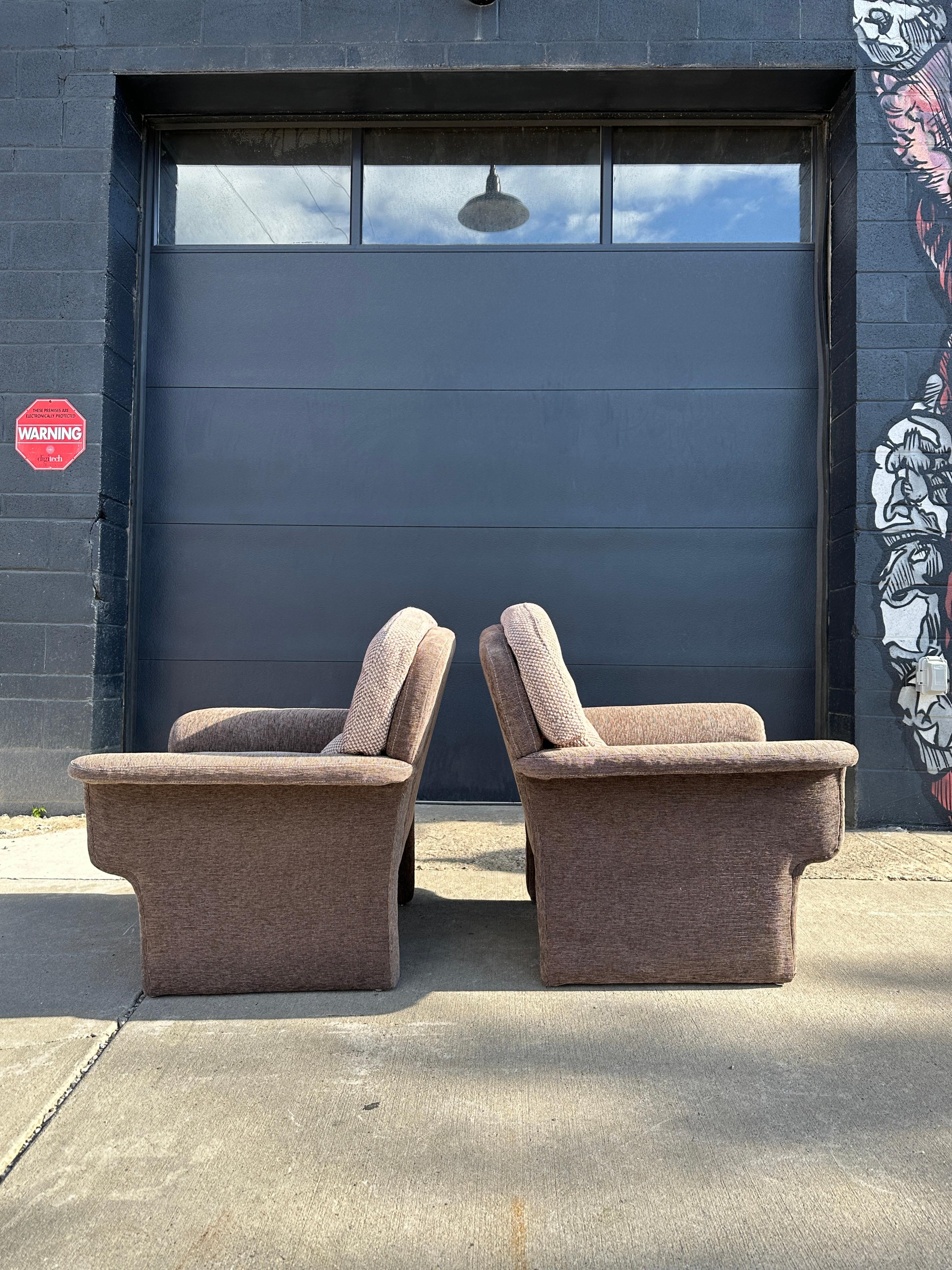 Postmoderne Paire de fauteuils post-modernes « Review » dans le style de Vladimir Kagan en vente