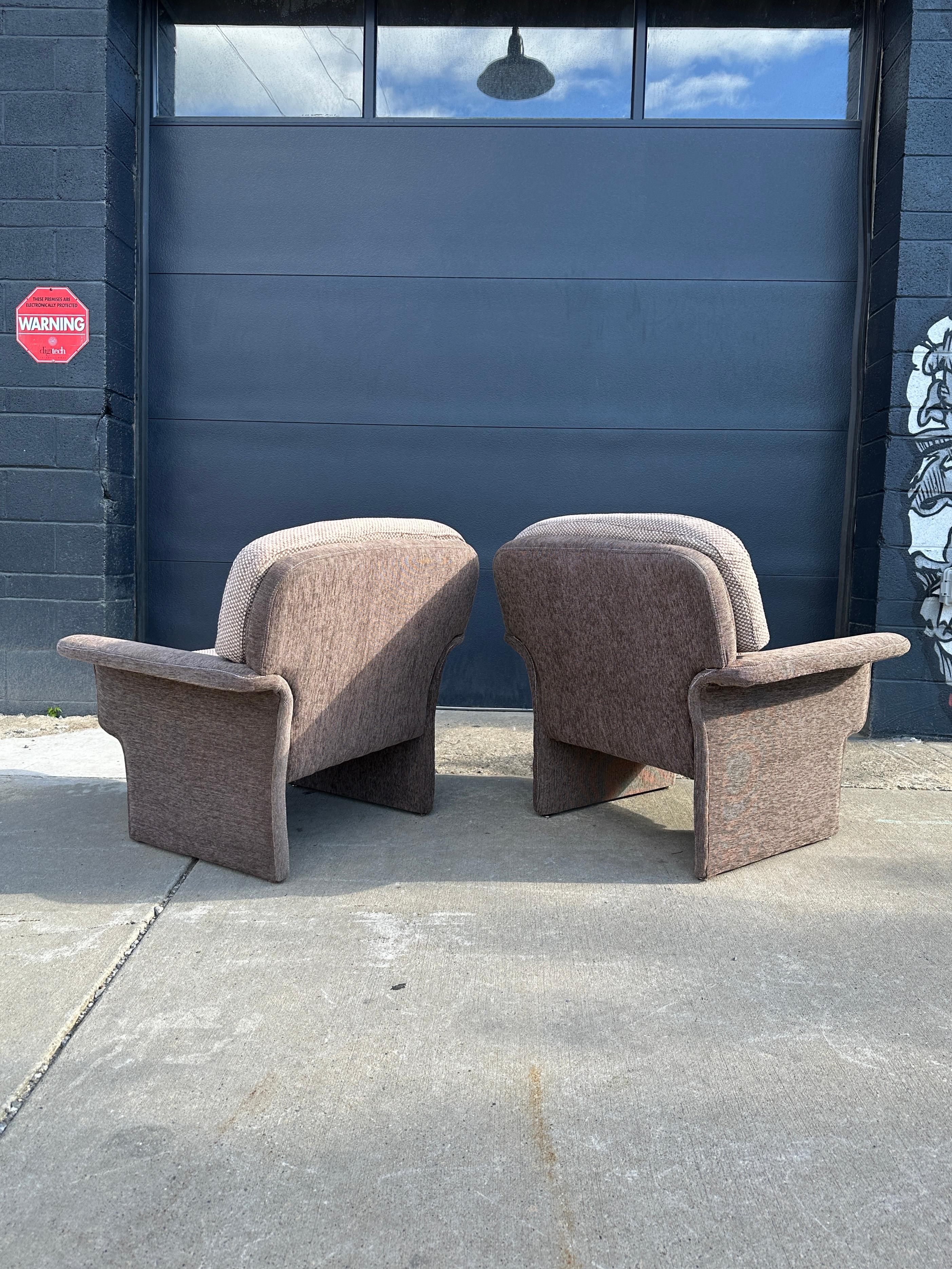 Nord-américain Paire de fauteuils post-modernes « Review » dans le style de Vladimir Kagan en vente