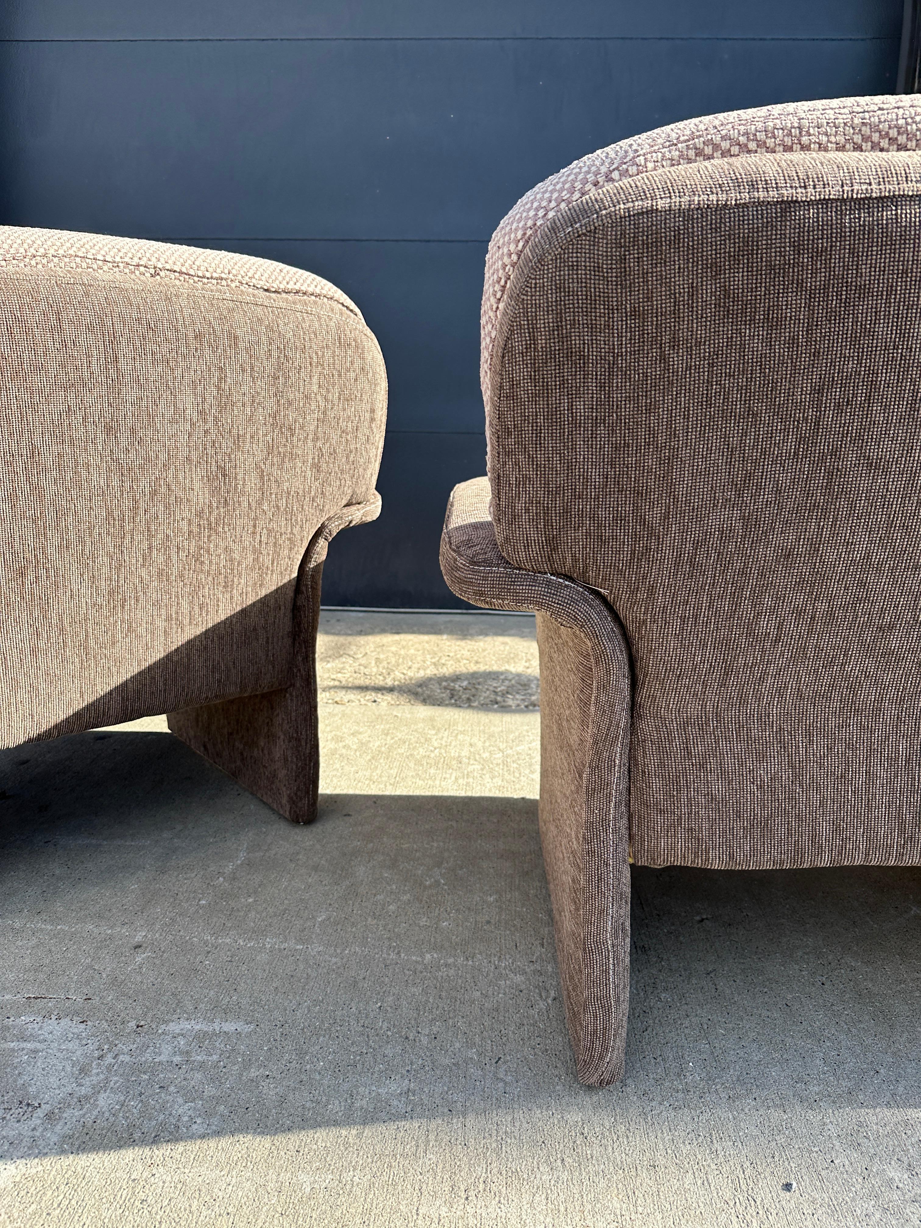 Paire de fauteuils post-modernes « Review » dans le style de Vladimir Kagan Bon état - En vente à Asheville, NC