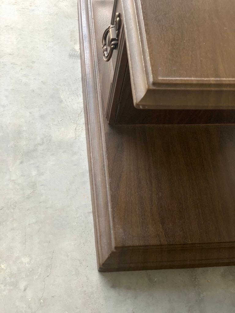 Walnut End Table In Good Condition For Sale In Clermont, FL