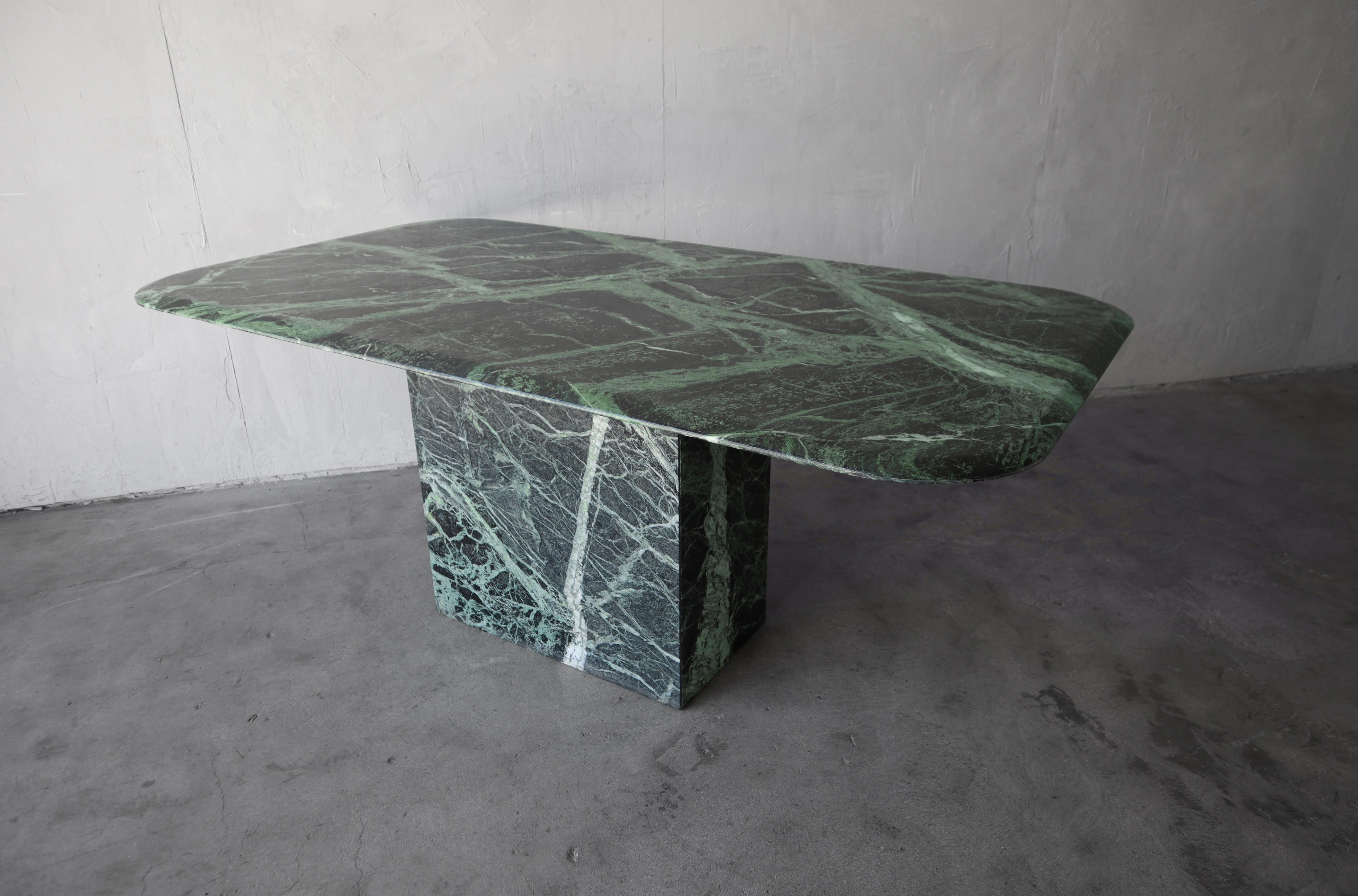 Magnifique table de salle à manger rectangulaire en marbre vert post-moderne. Les bords biseautés du plateau mettent parfaitement en valeur cette pièce. C'est la pièce maîtresse par excellence pour un espace qui a besoin d'une pièce maîtresse