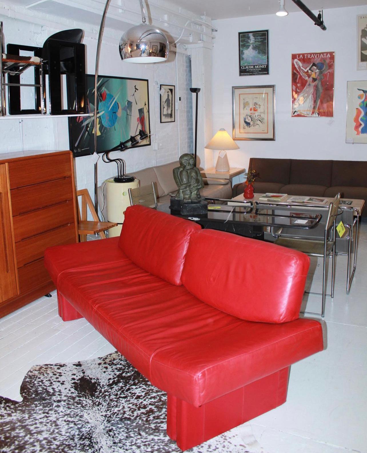 Beautiful red leather sofa in pristine condition.

Height 31”
Width 77”
Depth 30”.