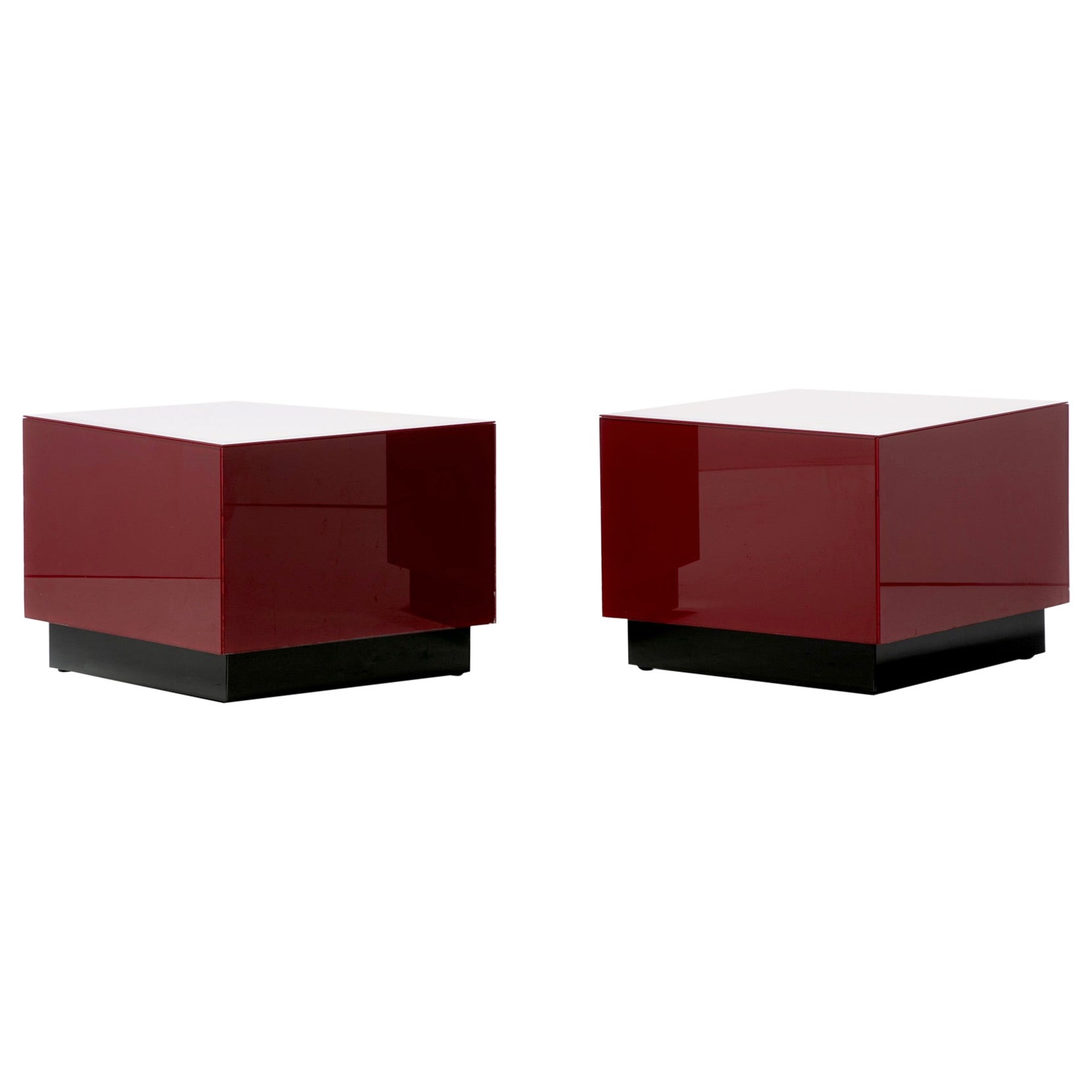 Mesas auxiliares postmodernas en forma de cubo de cristal pintadas al revés en rojo y negro c. 1980 en venta