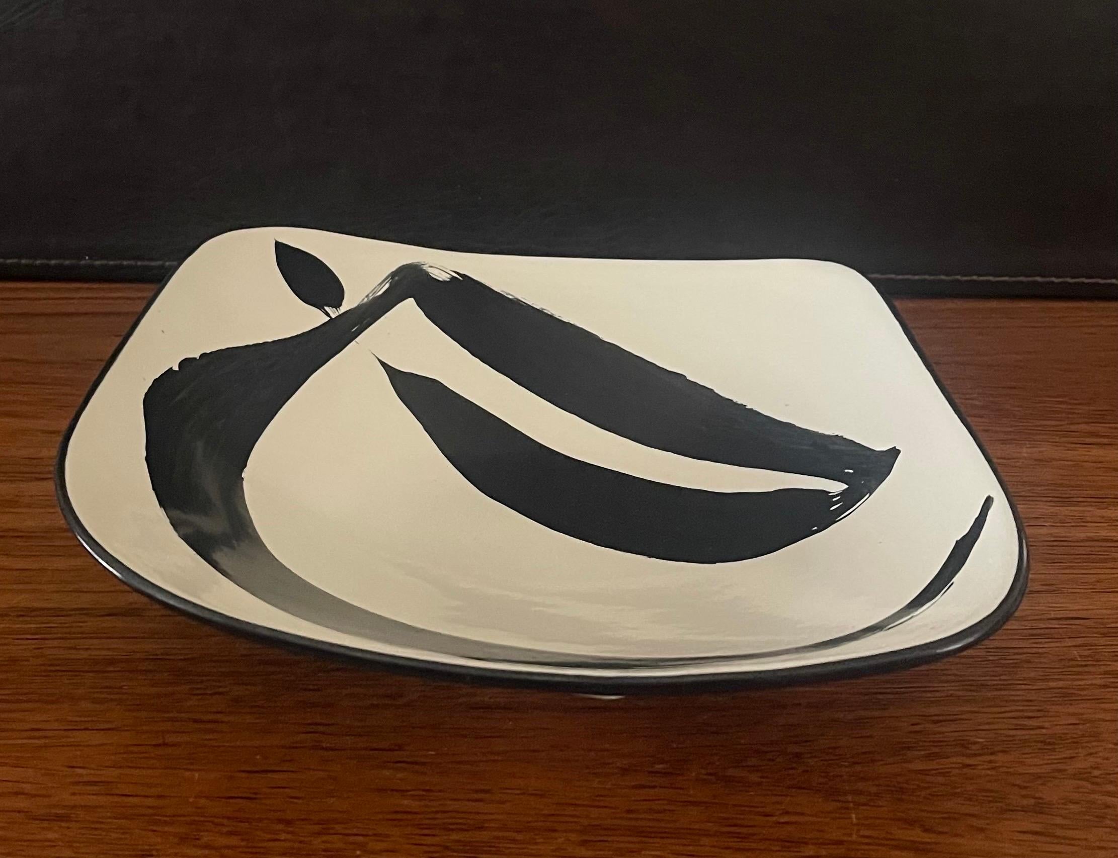 Post-Modern Rhombus Shaped Ceramic Bowl by Ann Mallory for Americaware In Good Condition For Sale In San Diego, CA