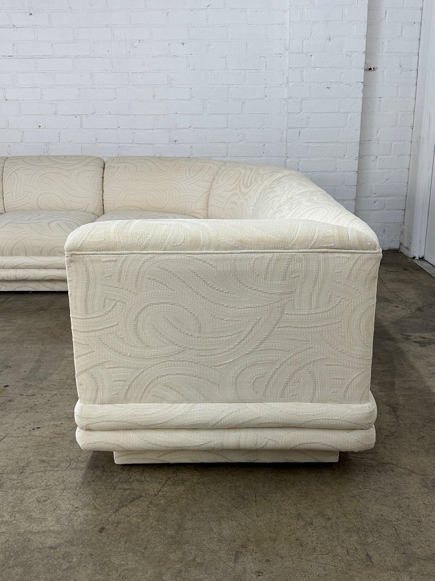 W135 D100 H30 SW172 SD22 SH17

Post modern Ribbed 3 piece sectional in good vintage condition. Item has original fabric with very light wear and minimal stains. Foam is in good condition. 

Email us for upholstery quotes.