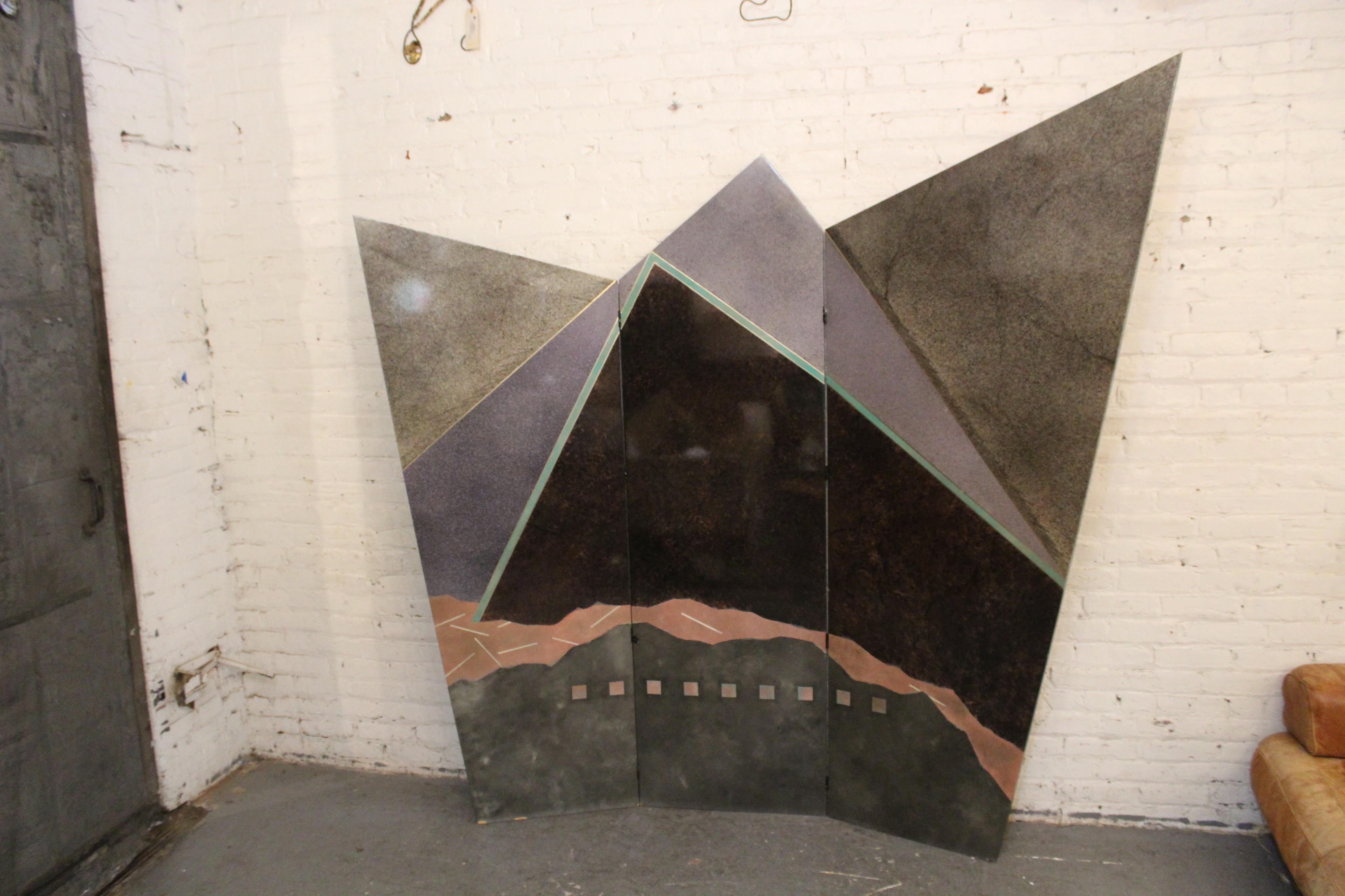 Crea una dichiarazione audace in qualsiasi spazio con questo divisorio monumentale incredibilmente unico. Quest'opera d'arte assolutamente postmoderna è stata realizzata a mano nel 1988 dall'artista Nando Vincenzini come quarta voce della sua serie