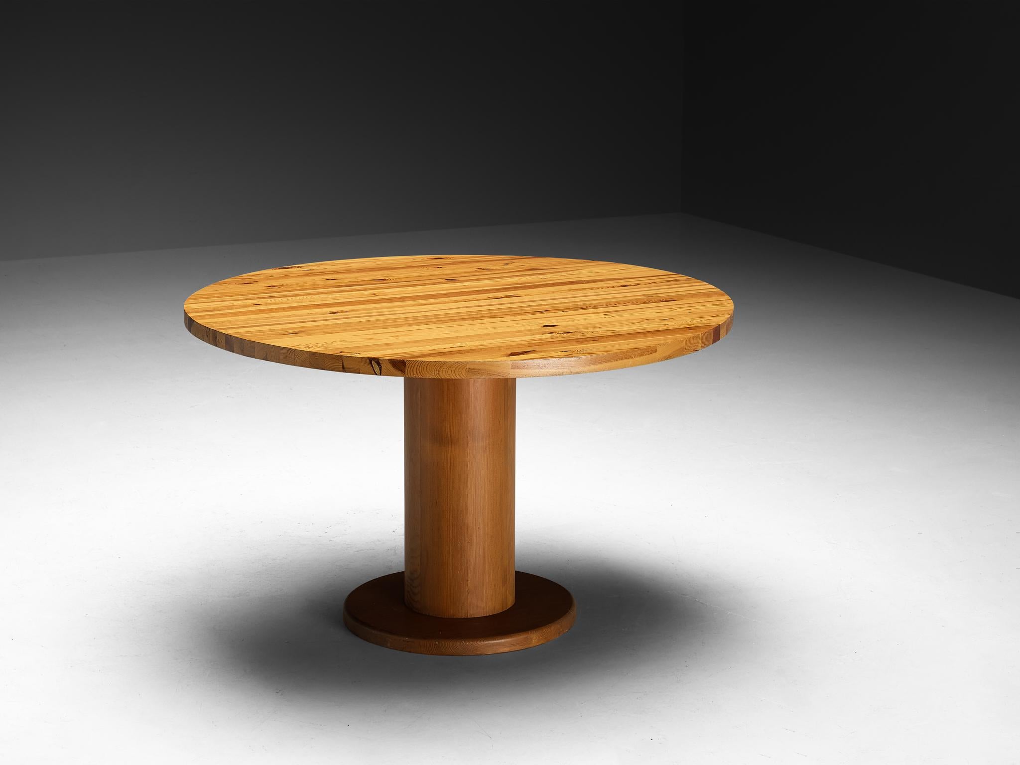 Post-Modern Round Dining Table with Solid Pine Top In Good Condition For Sale In Waalwijk, NL