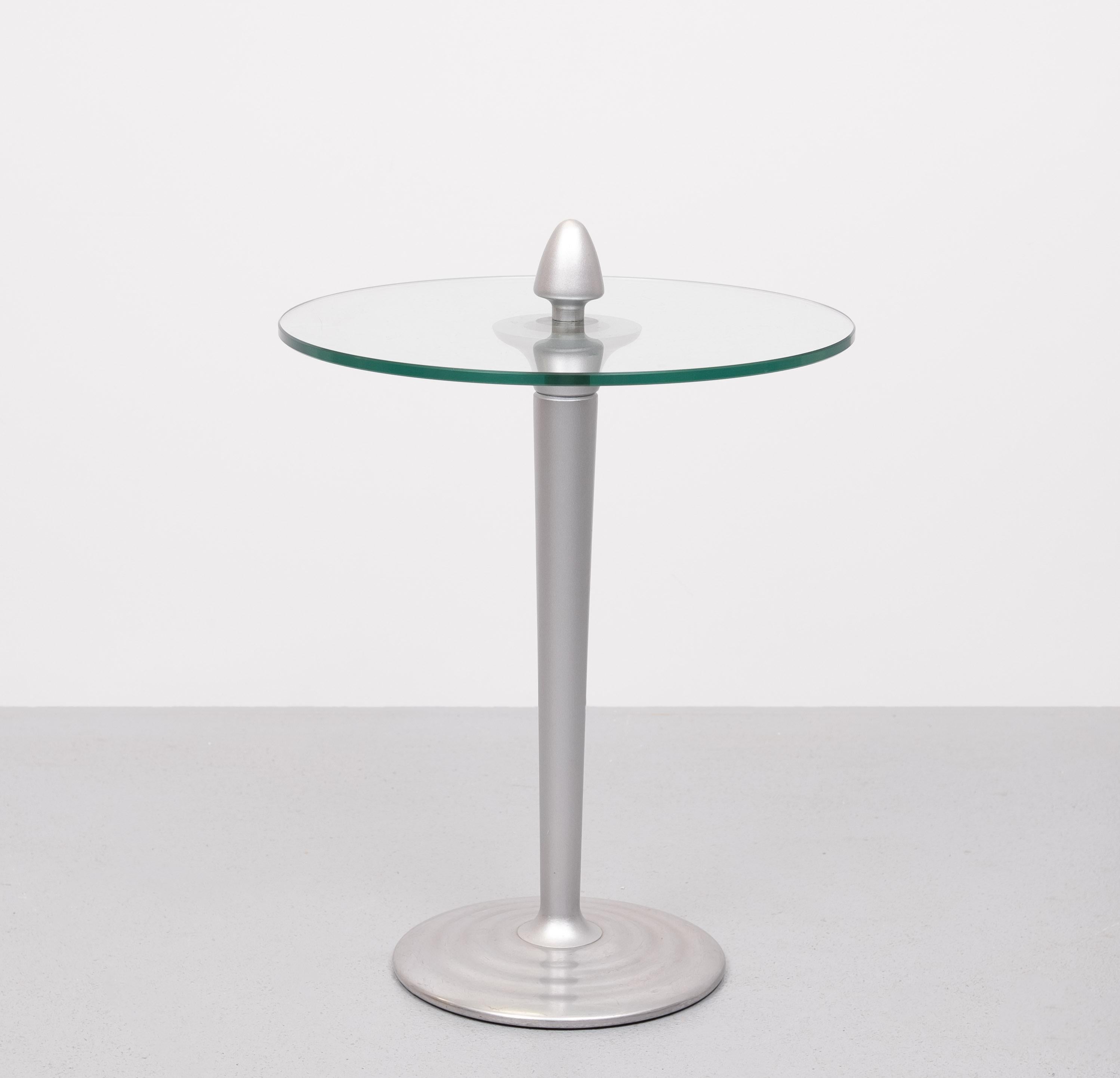 Sehr schöner Beistelltisch. Runde Glasplatte, Sockel aus Aluminiumguss.
Der Knauf an der Oberseite dient zum einfachen Tragen des Tisches. Tisch von guter Qualität . 