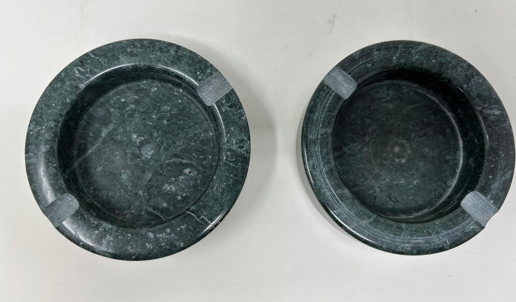 Postmoderner runder Aschenbecher aus grünem Marmor, um 1970, Made in Italy.
Vintage Satz von 2 Marmor Stein grün Aschenbecher.
Vintage Carrara Marmor Stein in grünen Farbtönen Italienisch Aschenbecher oder Catchall.
Post Modern stilvolle Post