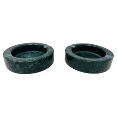 Posacenere postmoderno rotondo in marmo verde 1970, Made in Italy Set di 2