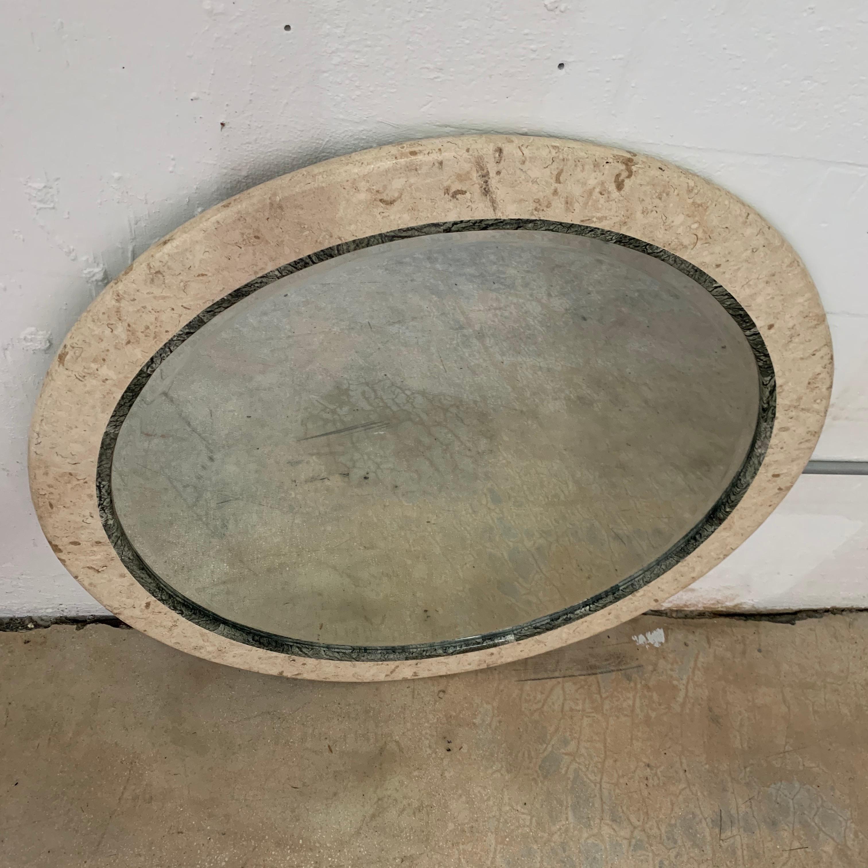 Runder Spiegel mit Steinrahmen in zwei Travertin- und Marmortönen mit einem abgeschrägten Spiegel, von Maitland Smith, 1980er Jahre.