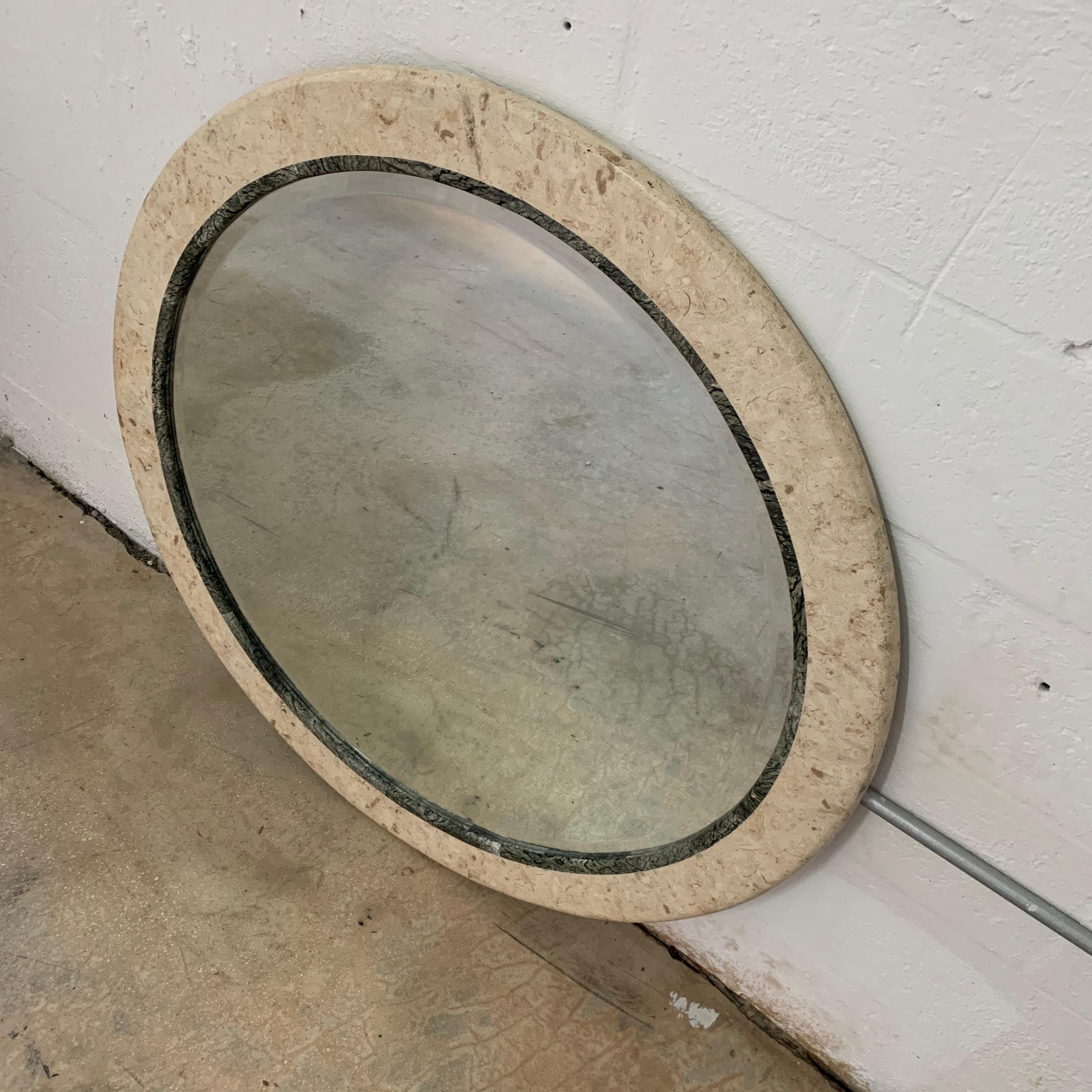 Postmoderner runder Maitland Smith-Spiegel aus zweifarbigem Marmor und Travertin mit abgeschrägtem Spiegel (Abgeschrägt) im Angebot