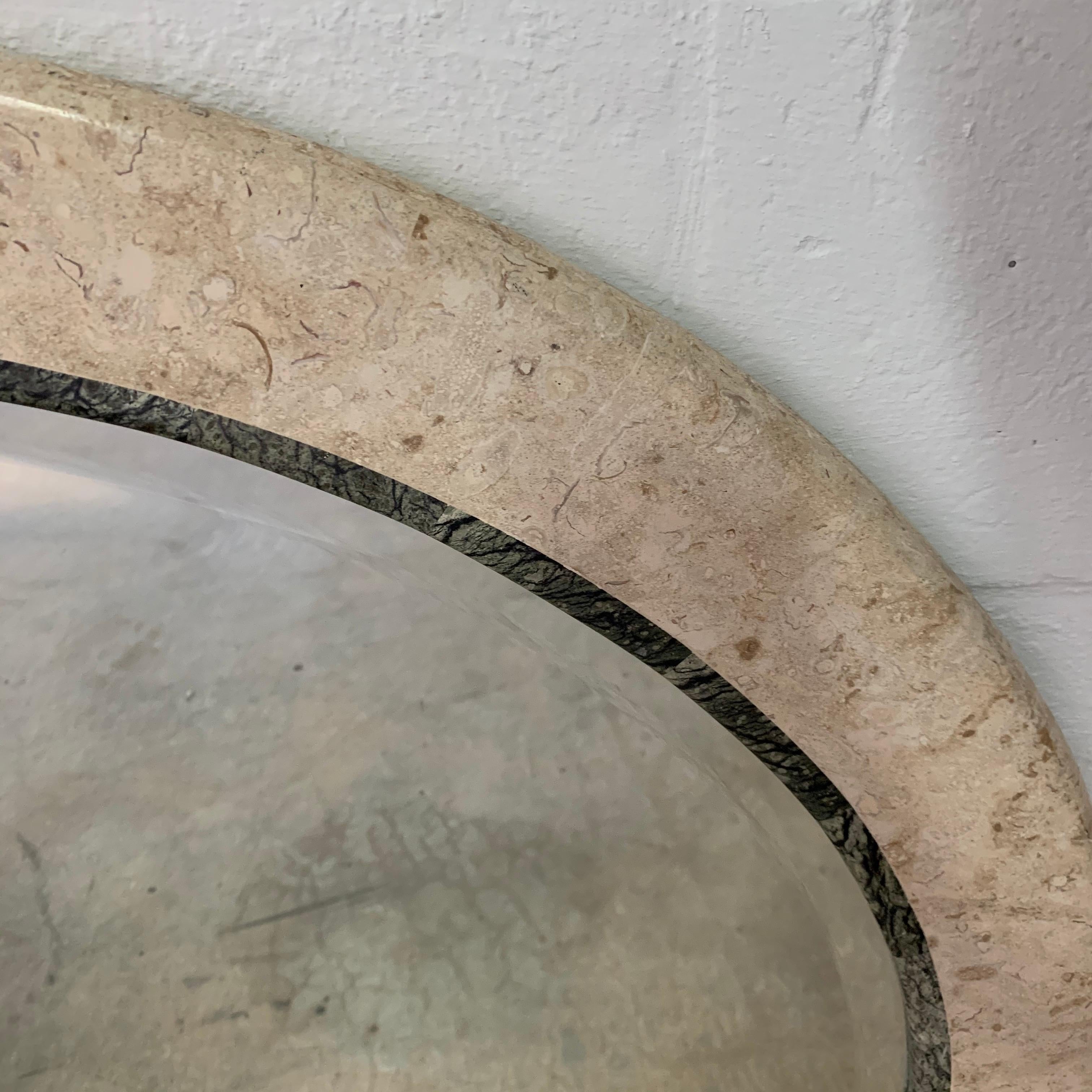 Postmoderner runder Maitland Smith-Spiegel aus zweifarbigem Marmor und Travertin mit abgeschrägtem Spiegel im Zustand „Gut“ im Angebot in Miami, FL