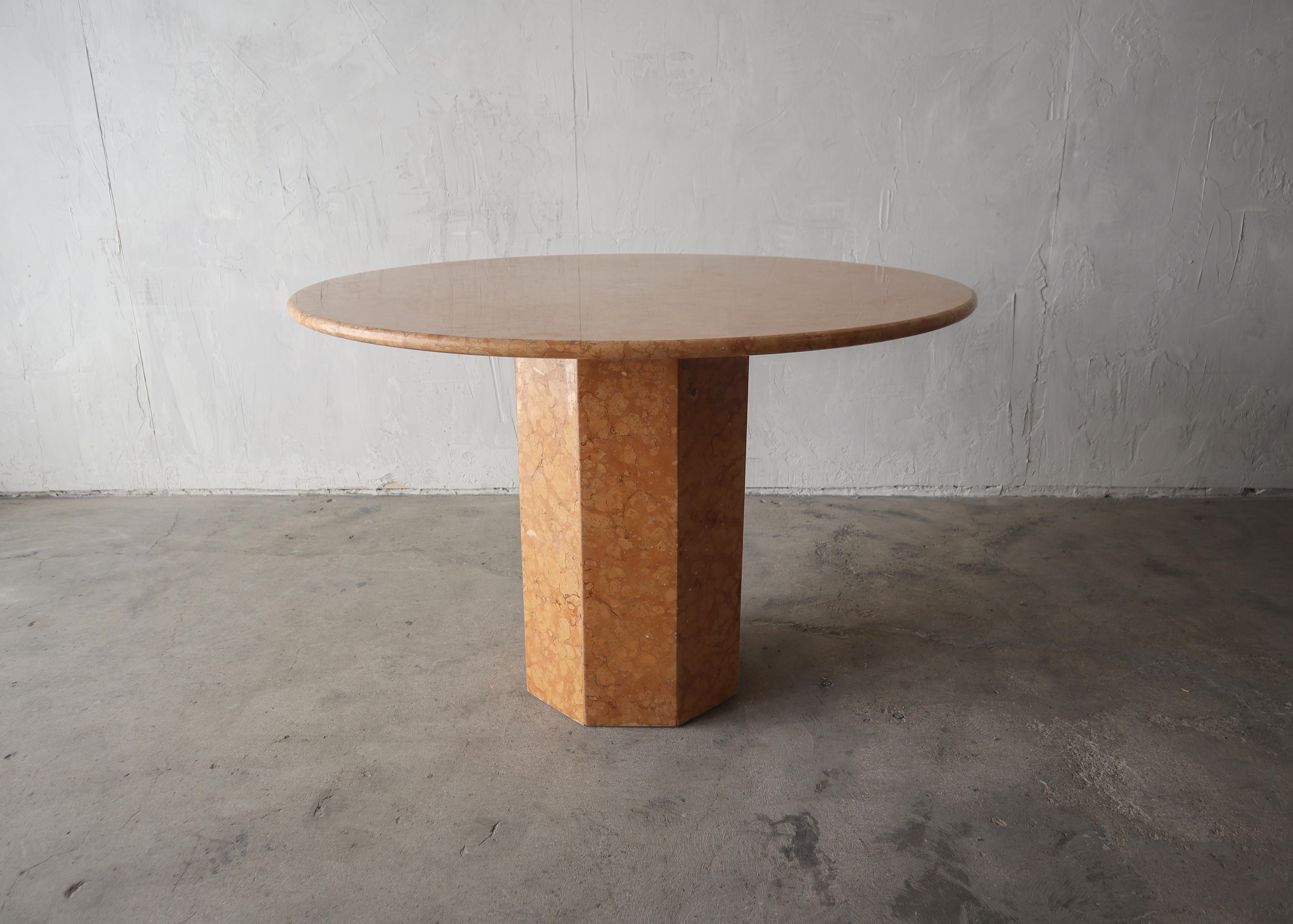 Absolutely stunning Post Modern, Rojo Alicante marble dining table.
This table is a great small space size, just large enough to seat 4 but small enough to not look awkward as a 2 seater either.  The marble is a unique terracotta color, that will