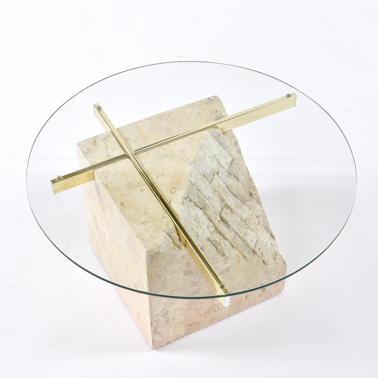 Si vous êtes intéressé par une taille ou une forme de plateau en verre personnalisée, veuillez nous en faire part et nous vous enverrons un devis.  

Table d'appoint en tesselles des années 1910 (années 1970-1980) avec plateau rond en verre. Cette