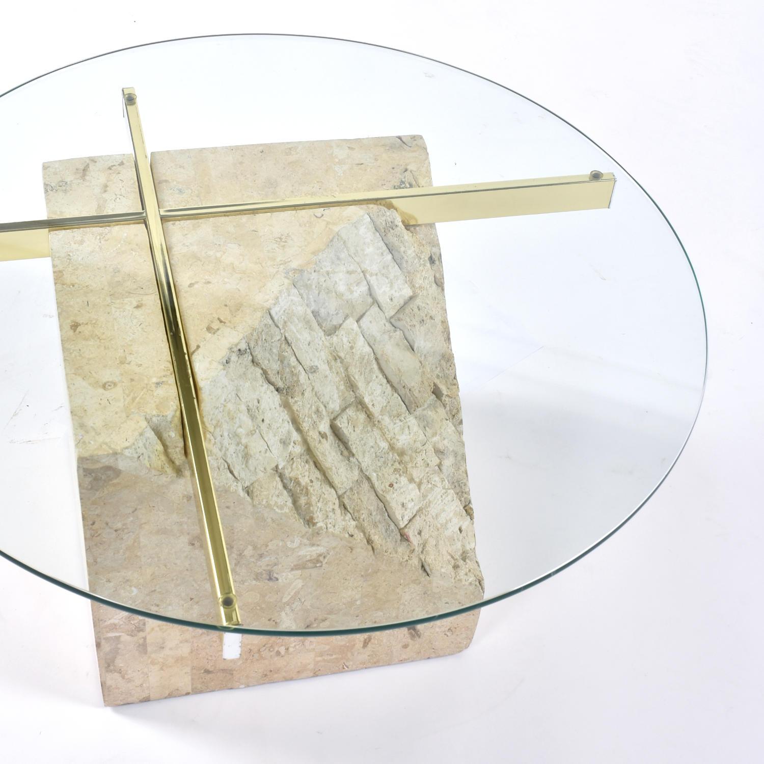 Laiton Table d'appoint ronde postmoderne en pierre tessellée avec supports en laiton doré en vente