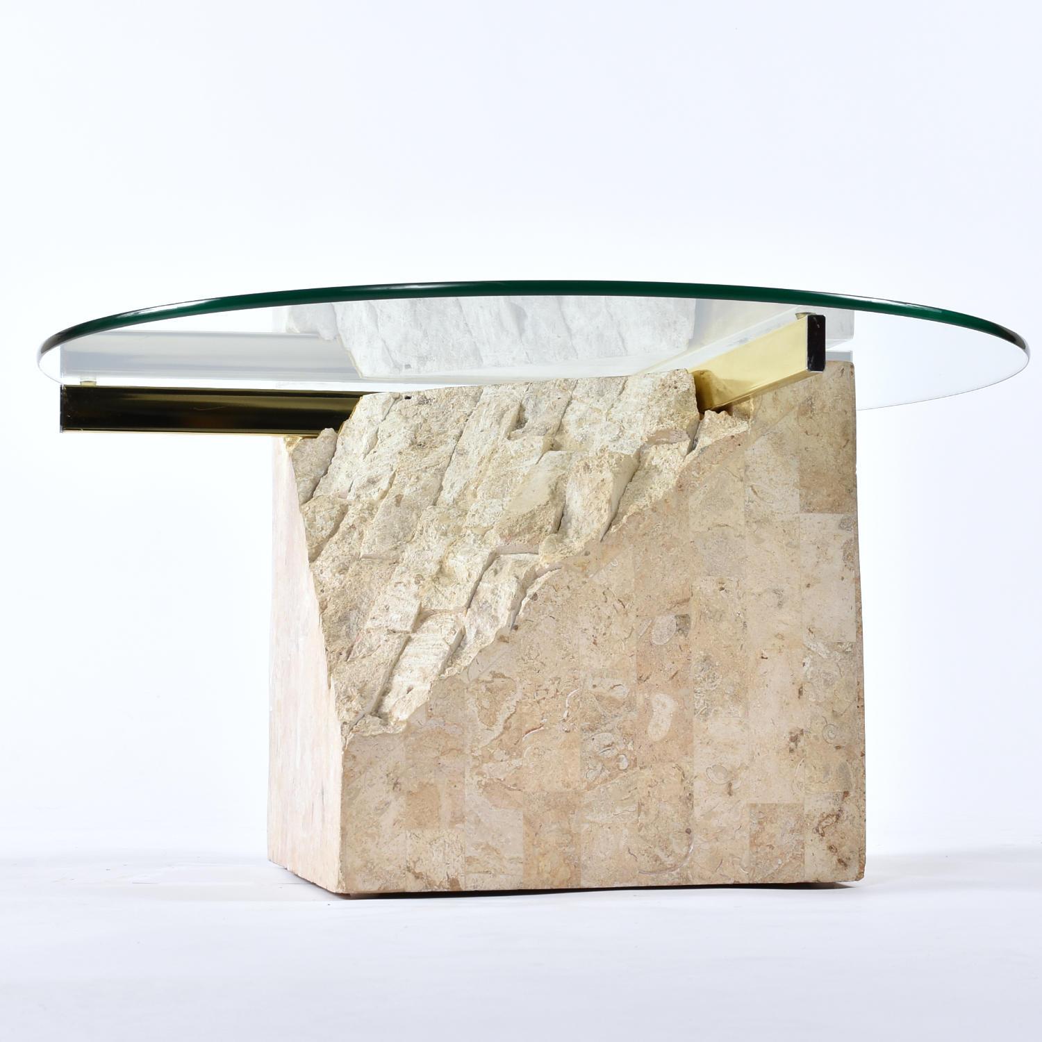 Table d'appoint ronde postmoderne en pierre tessellée avec supports en laiton doré en vente 1