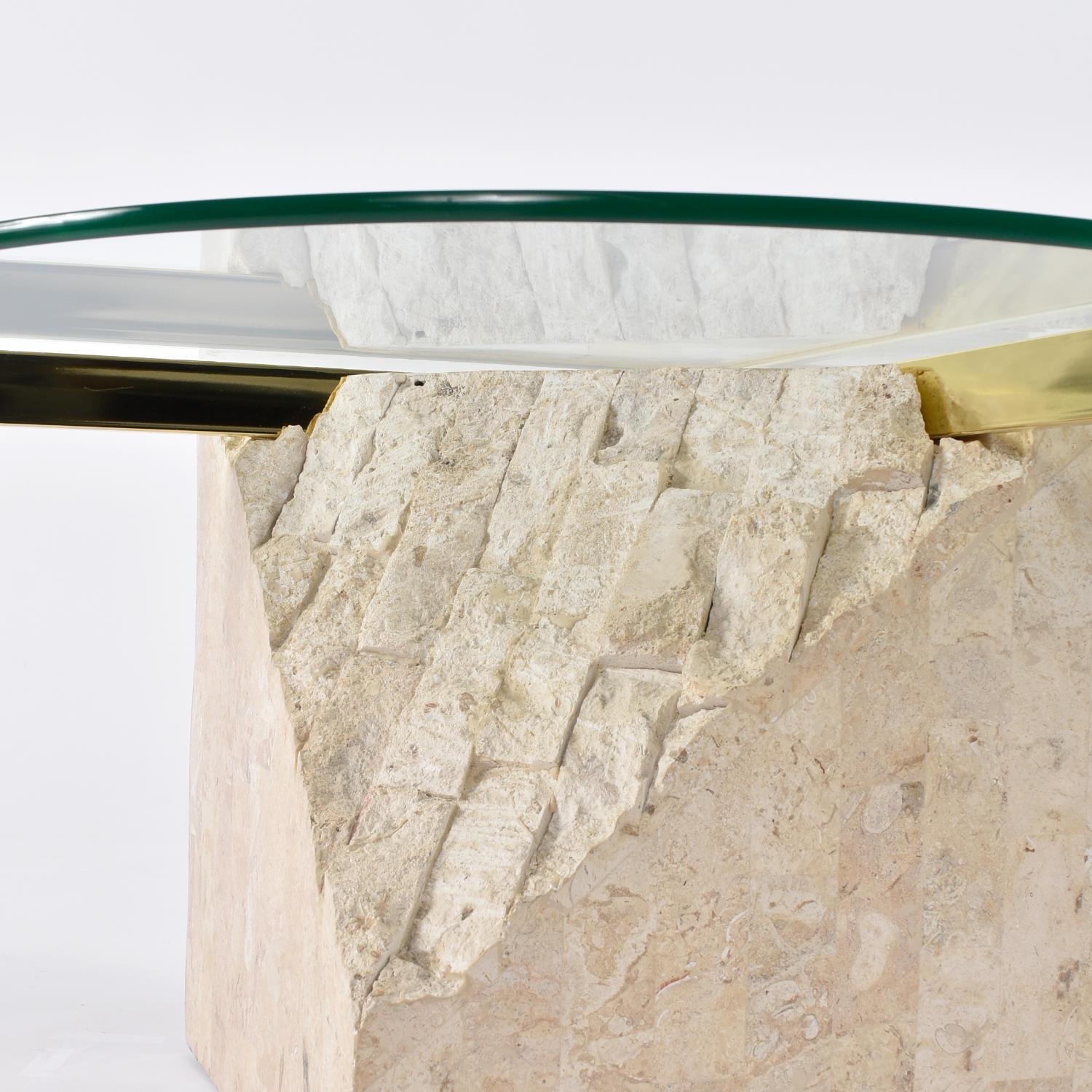Table d'appoint ronde postmoderne en pierre tessellée avec supports en laiton doré en vente 2