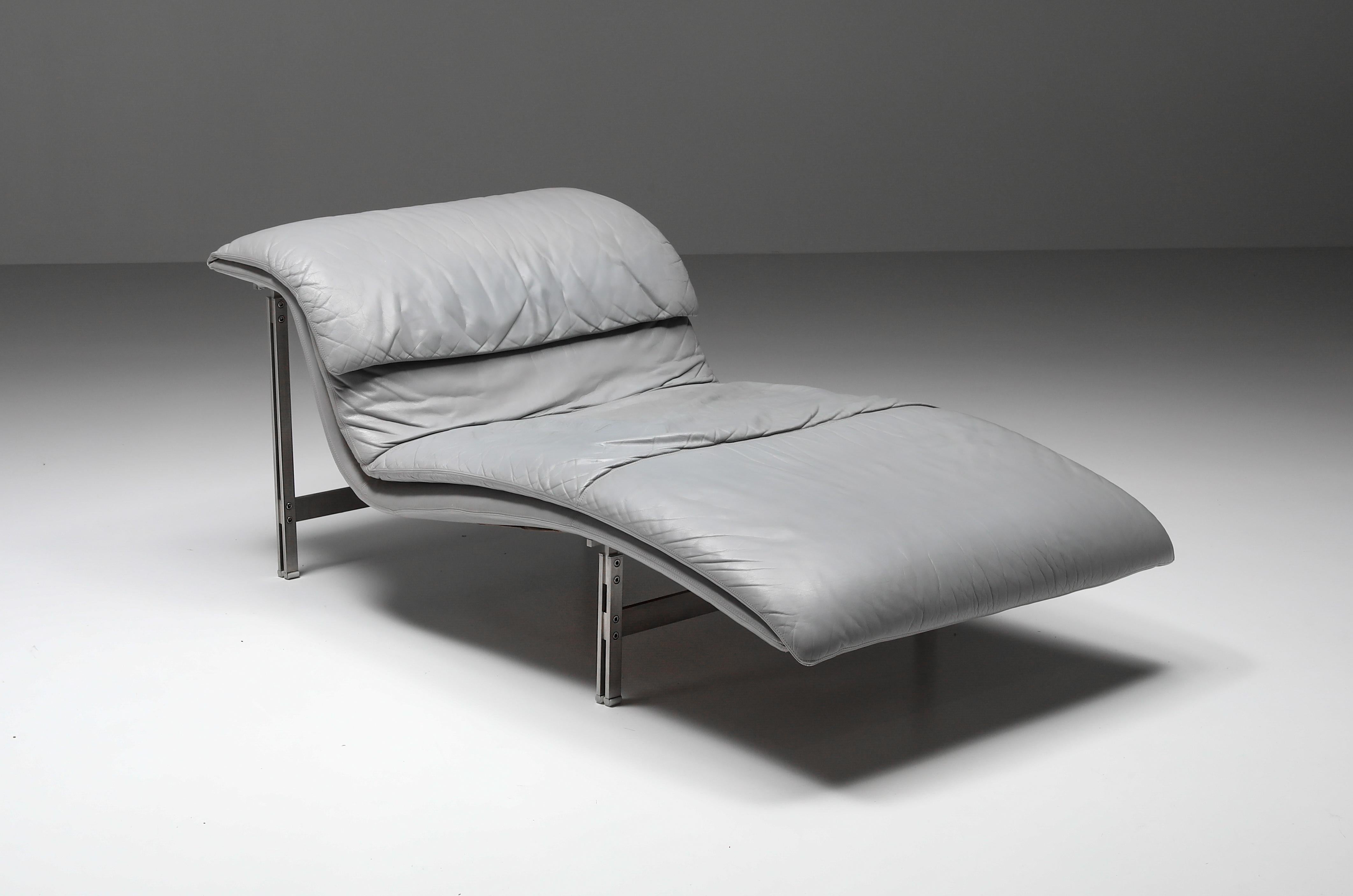 Postmodern; chaise lounge; Giovanni Offredi; Saporiti; Italy; 1974; Italian design.

'The Wave' lounge chair designed in 1974 by Mr. Giovanni Offredi, is still one of the “classics” of the Saporiti Italia collection. Visible steel frame,