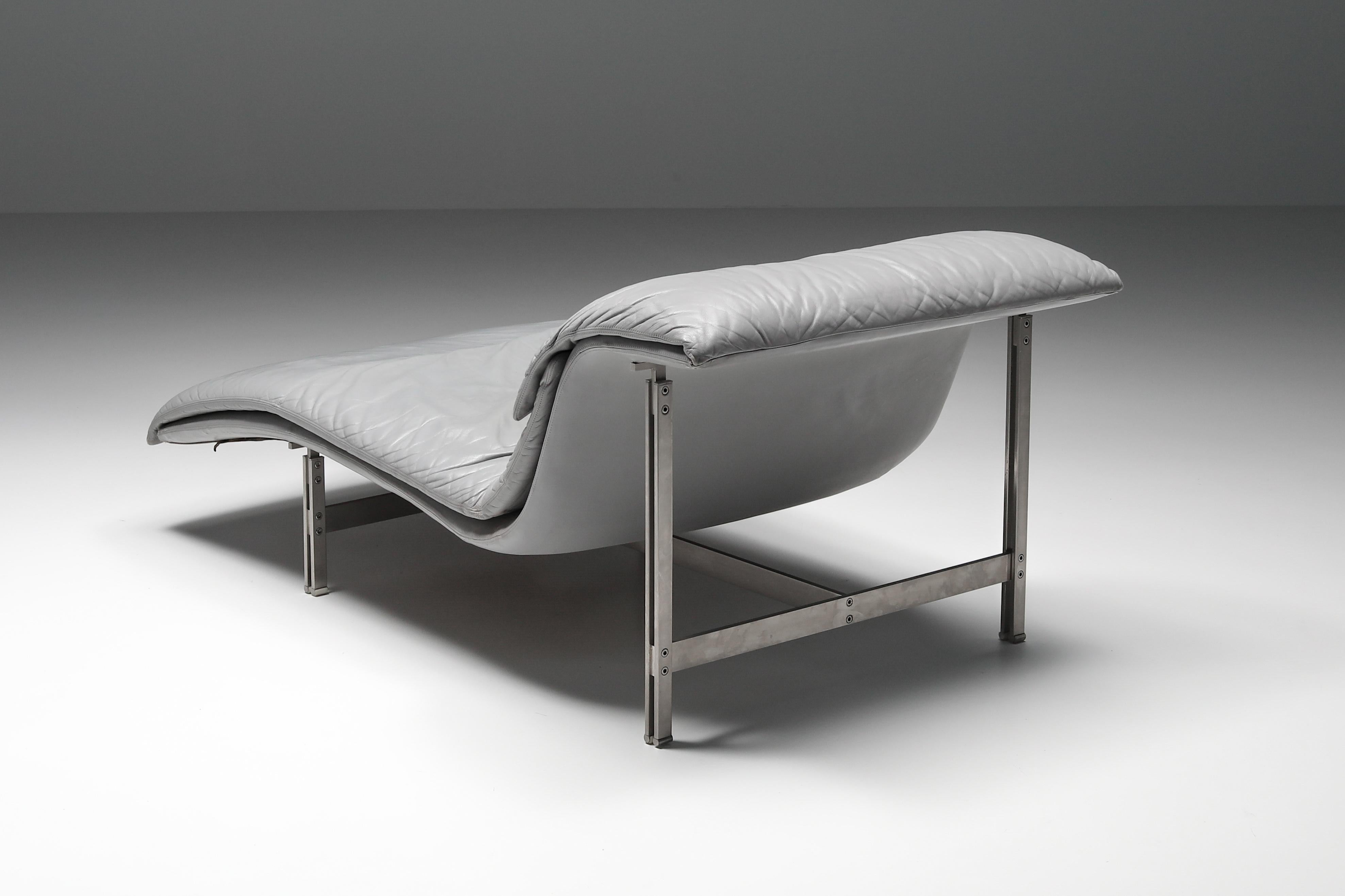 Post-Modern Saporiti Lounge Chair in Grey Leather by Giovanni Offredi, 1974 In Excellent Condition For Sale In Antwerp, BE