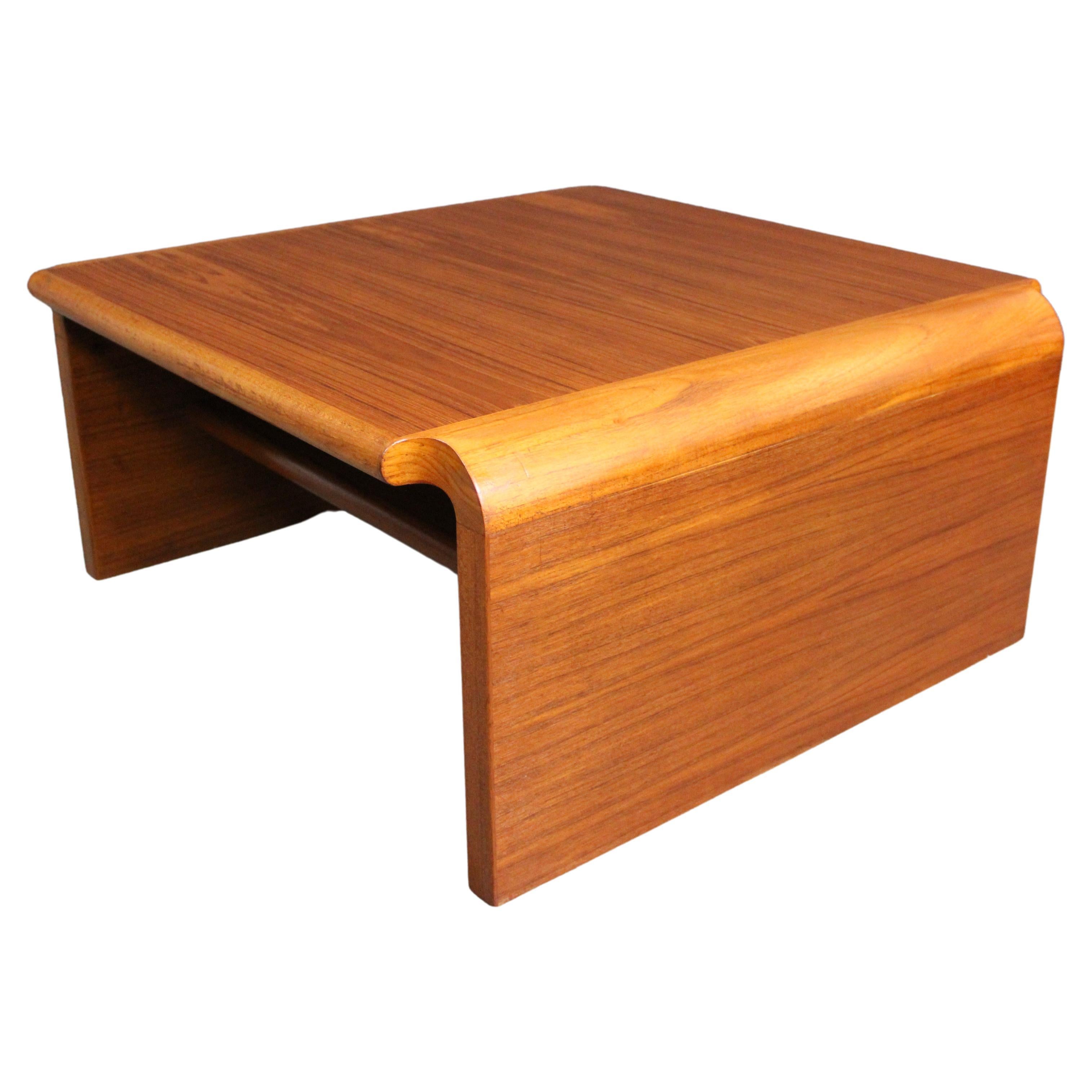 Table basse scandinave post-moderne en teck en vente