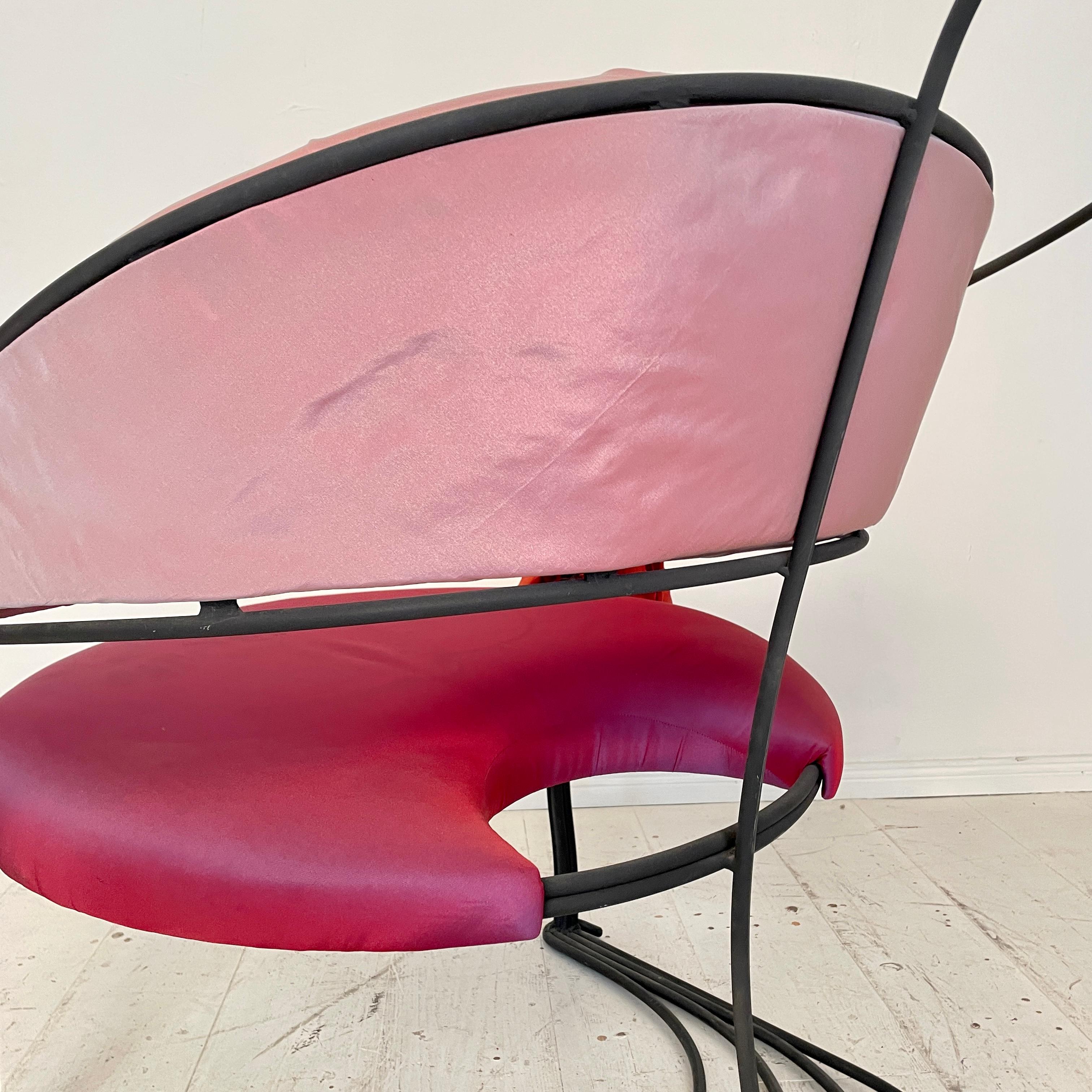 Fauteuil sculptural post-moderne en métal noir et tapisserie de soie rouge rose en vente 4