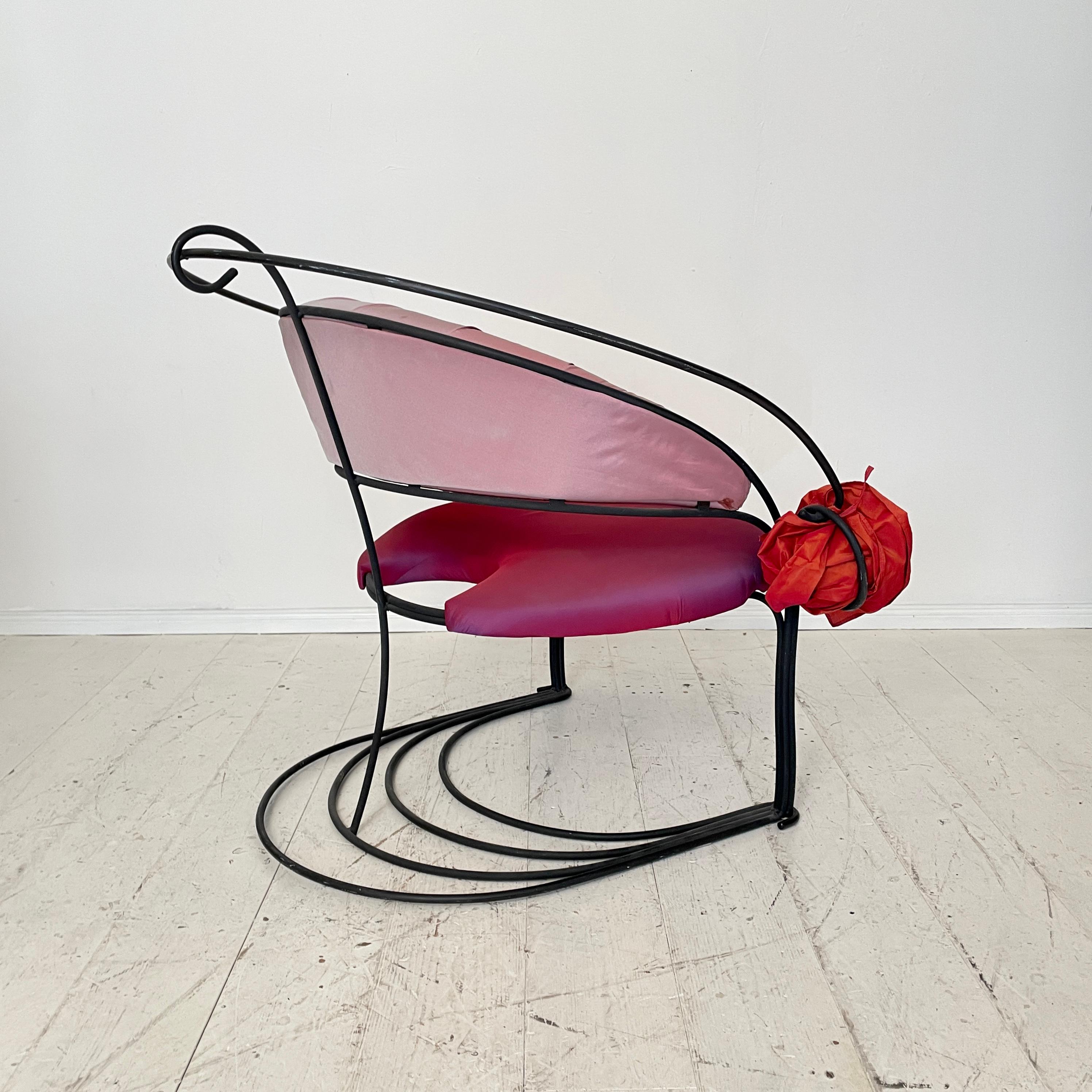 Fauteuil sculptural post-moderne en métal noir et tapisserie de soie rouge rose en vente 6