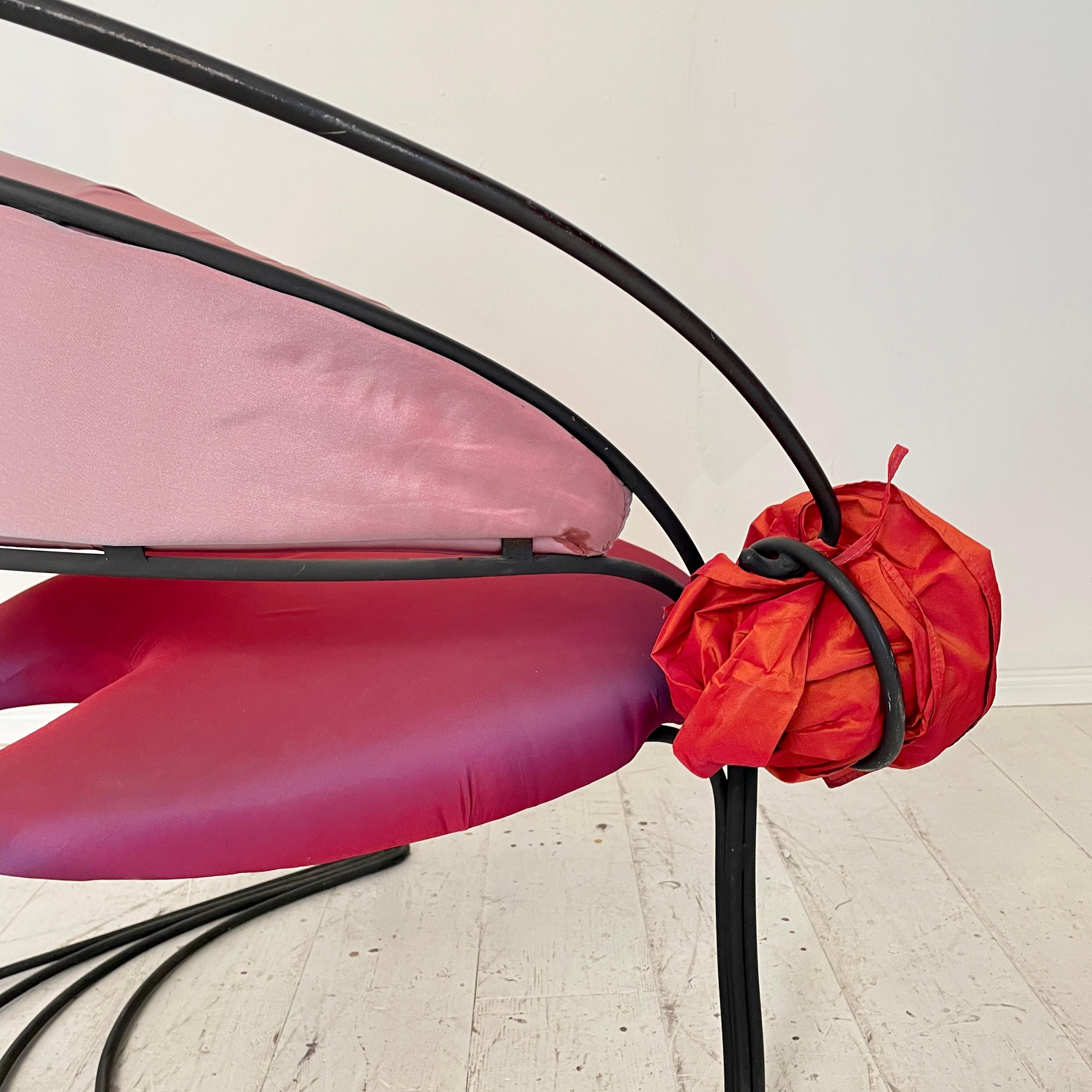 Fauteuil sculptural post-moderne en métal noir et tapisserie de soie rouge rose en vente 7