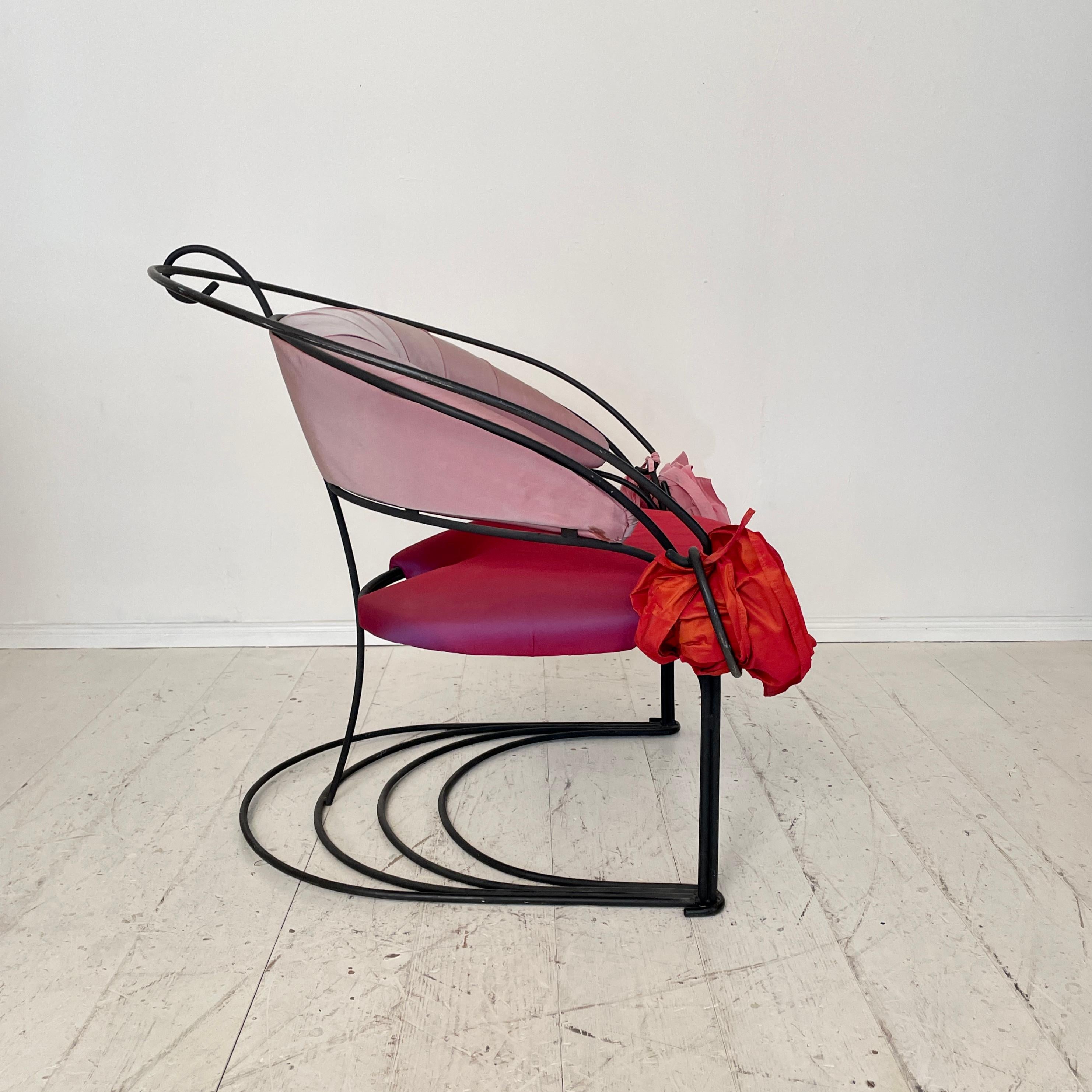 Fauteuil sculptural post-moderne en métal noir et tapisserie de soie rouge rose en vente 9
