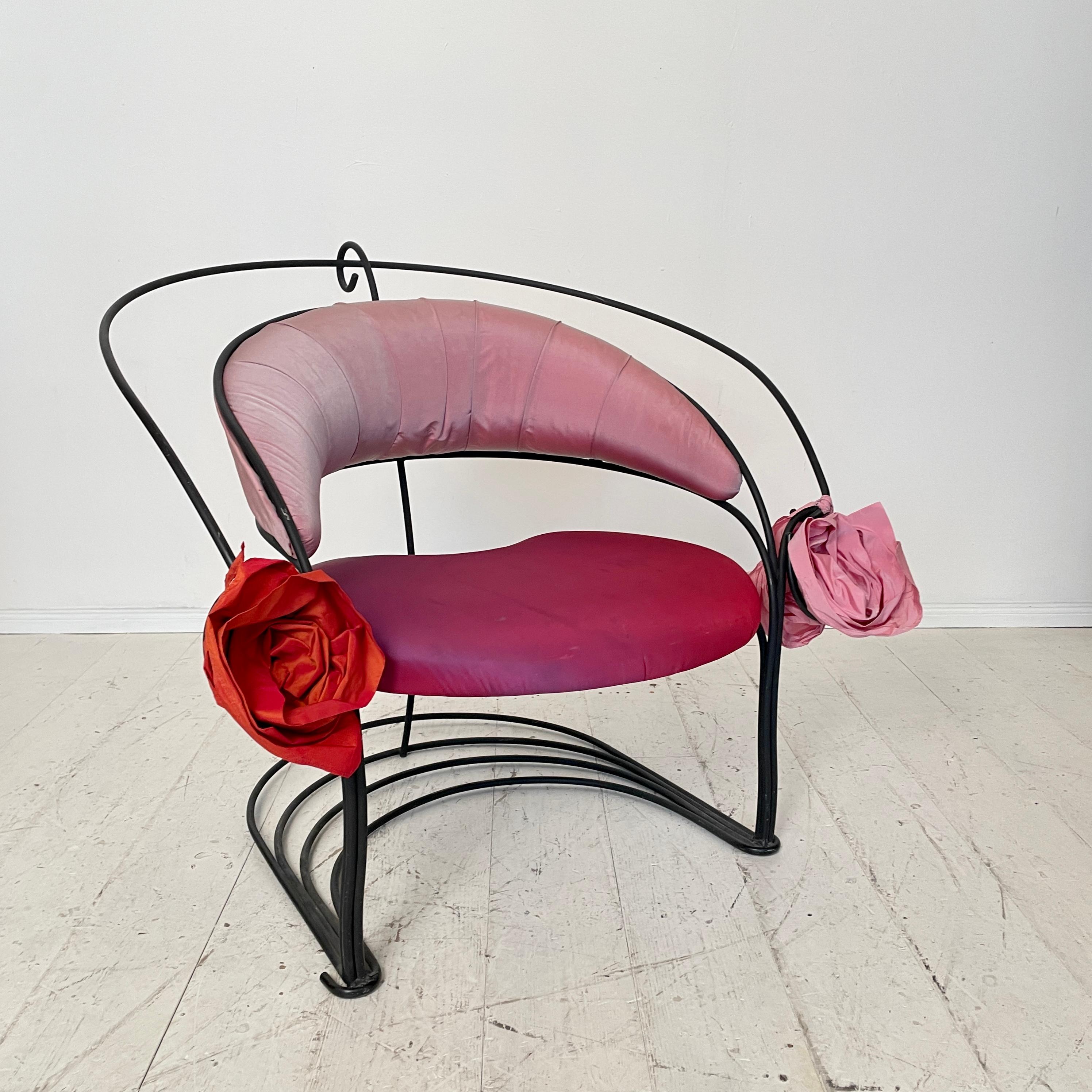 Fauteuil sculptural post-moderne en métal noir et tapisserie de soie rouge rose en vente 10