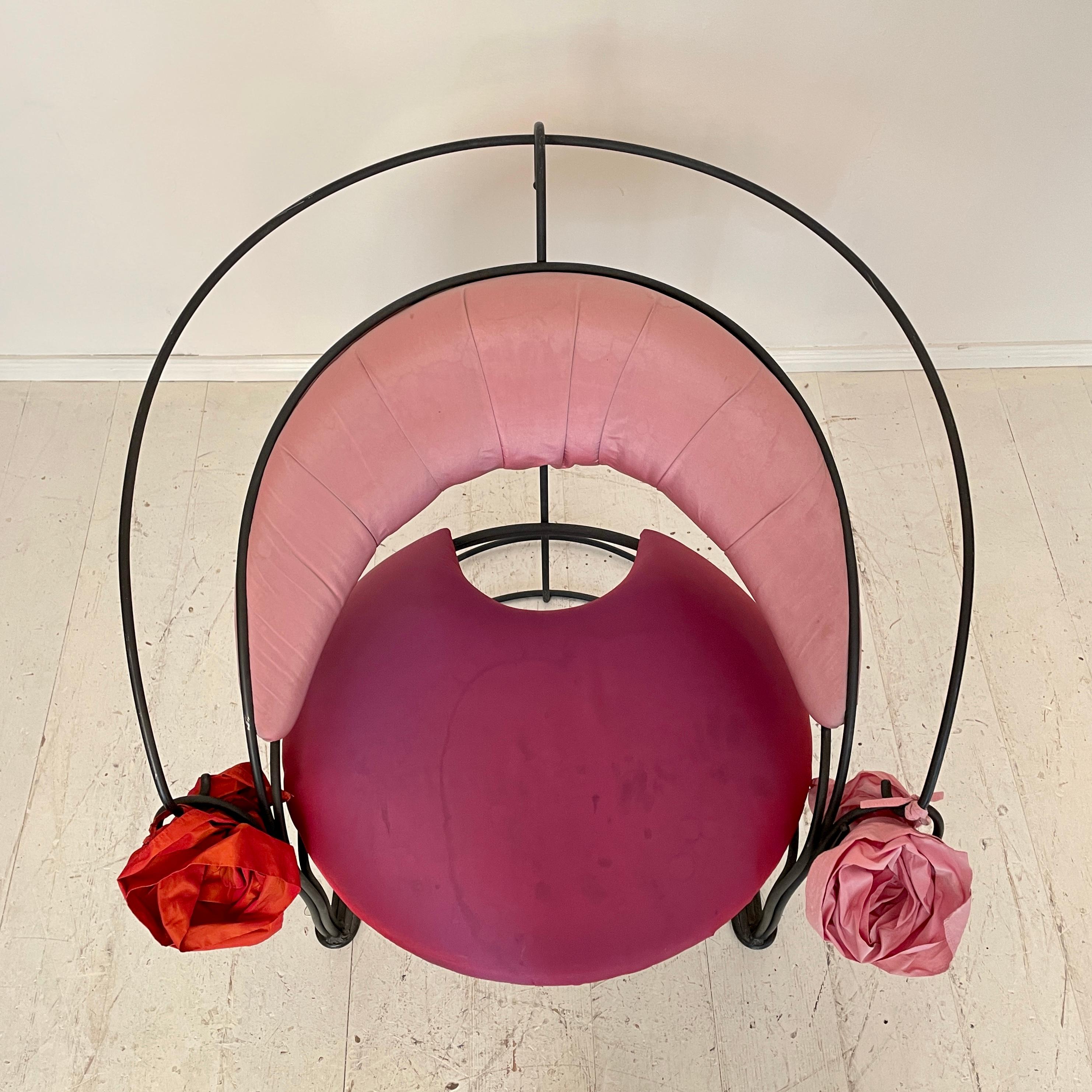Fauteuil sculptural post-moderne en métal noir et tapisserie de soie rouge rose en vente 12