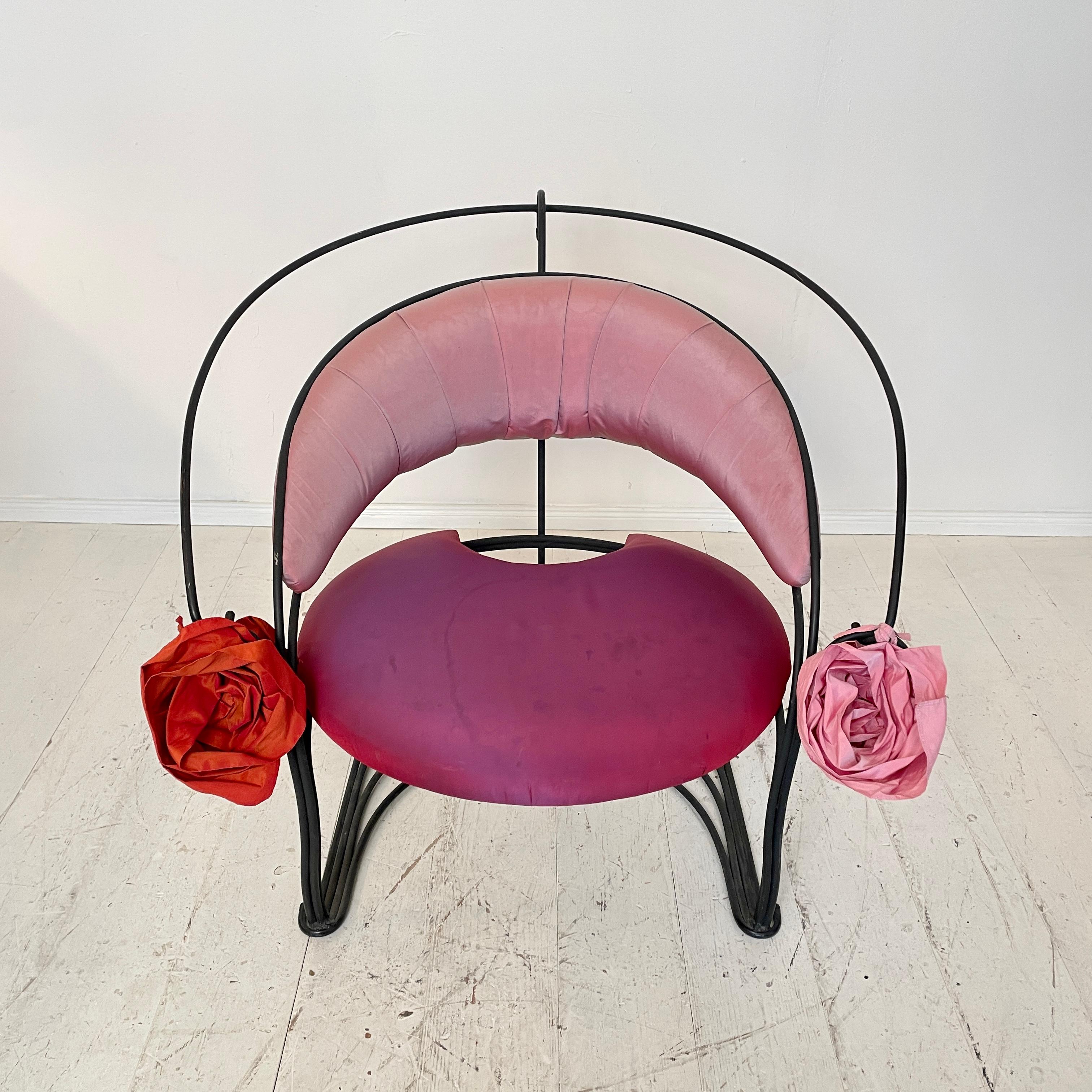 Postmoderne Fauteuil sculptural post-moderne en métal noir et tapisserie de soie rouge rose en vente