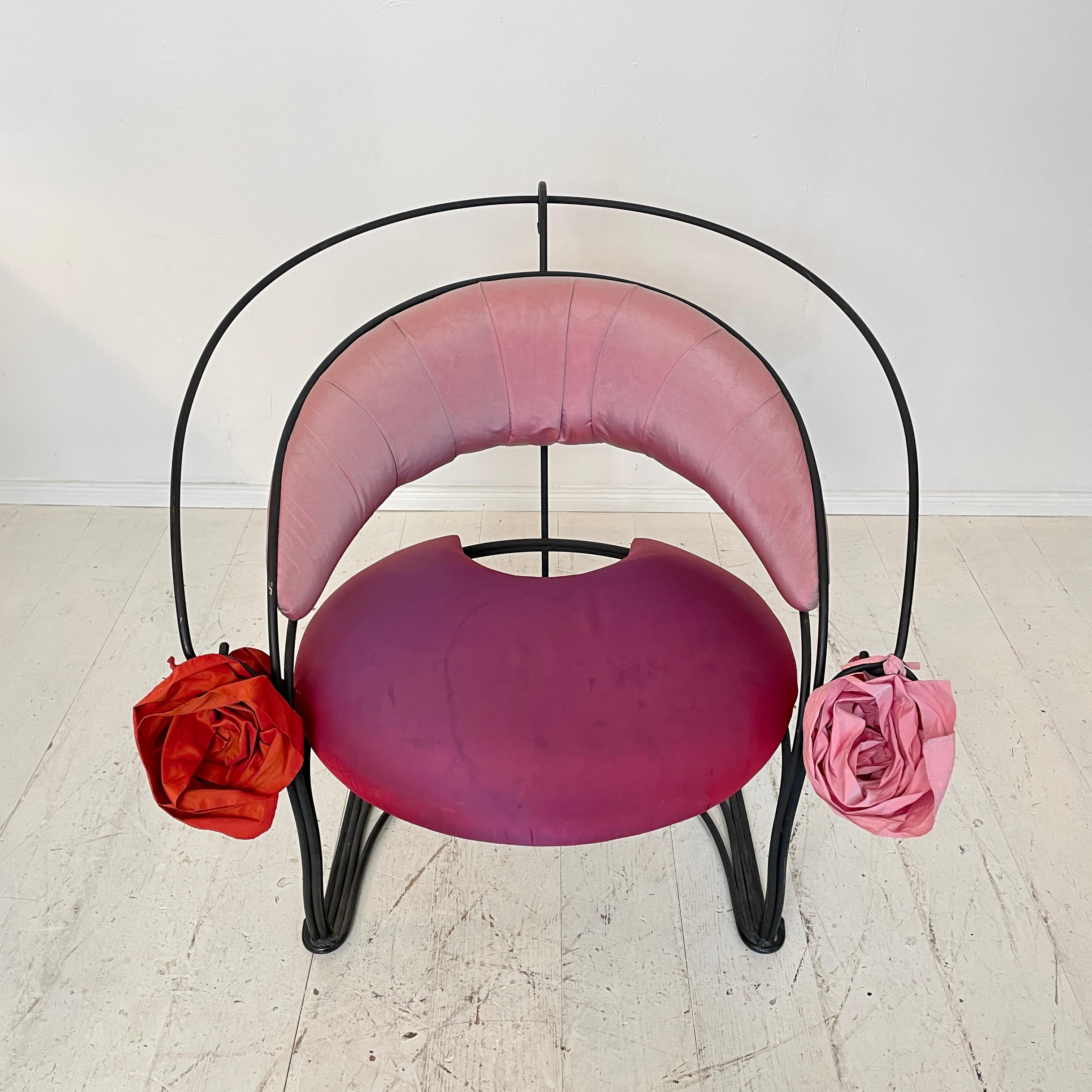 Fin du 20e siècle Fauteuil sculptural post-moderne en métal noir et tapisserie de soie rouge rose en vente