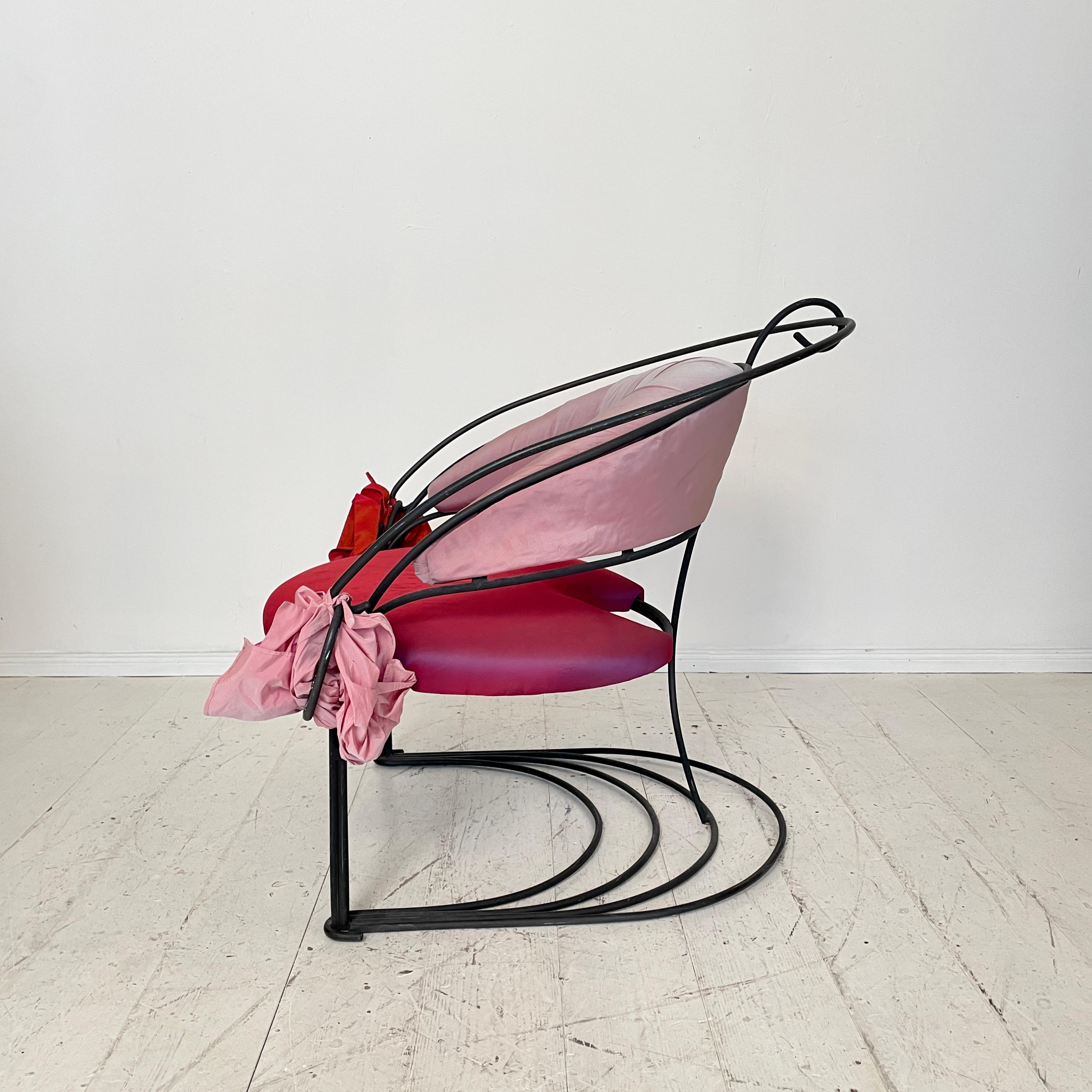 Métal Fauteuil sculptural post-moderne en métal noir et tapisserie de soie rouge rose en vente