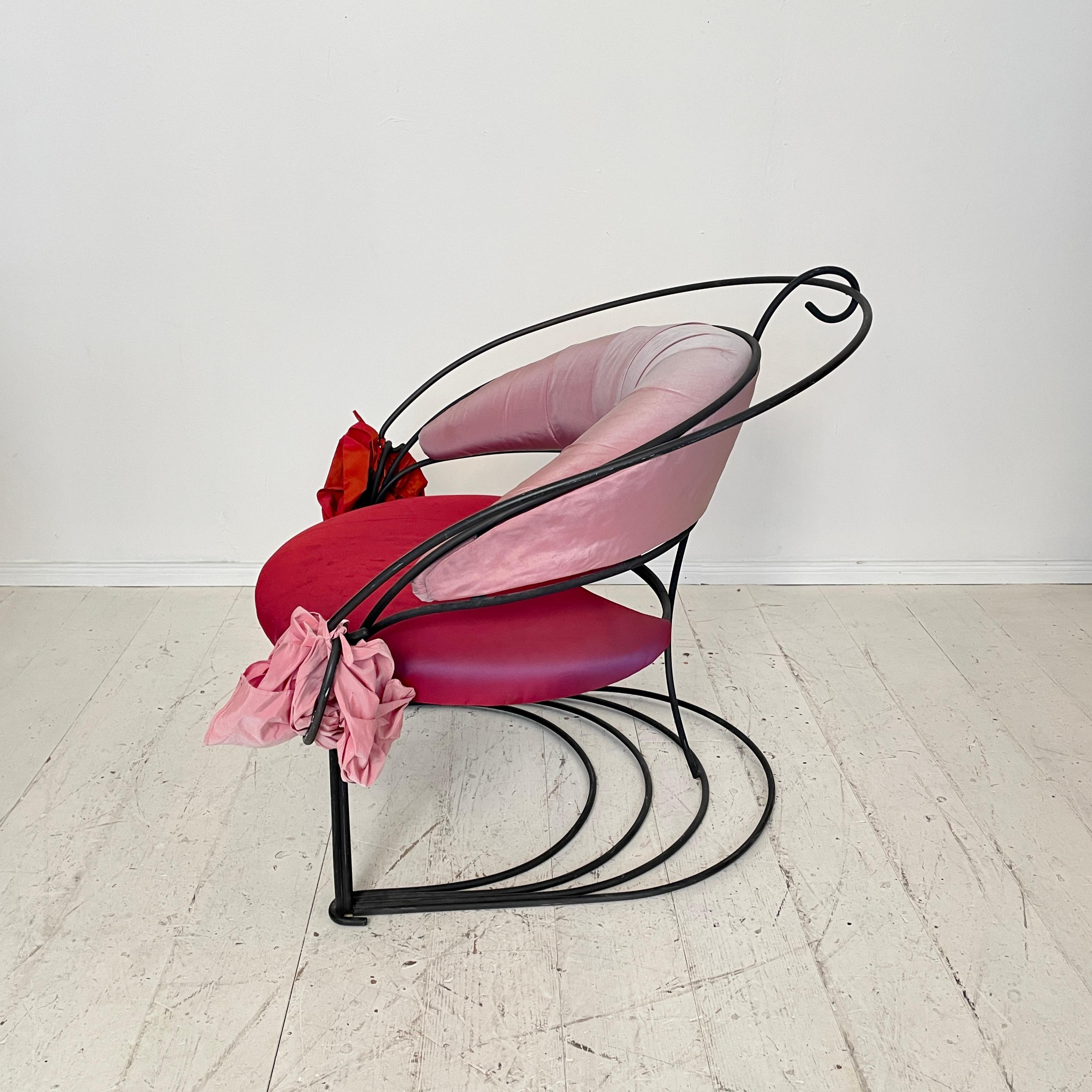 Fauteuil sculptural post-moderne en métal noir et tapisserie de soie rouge rose en vente 1