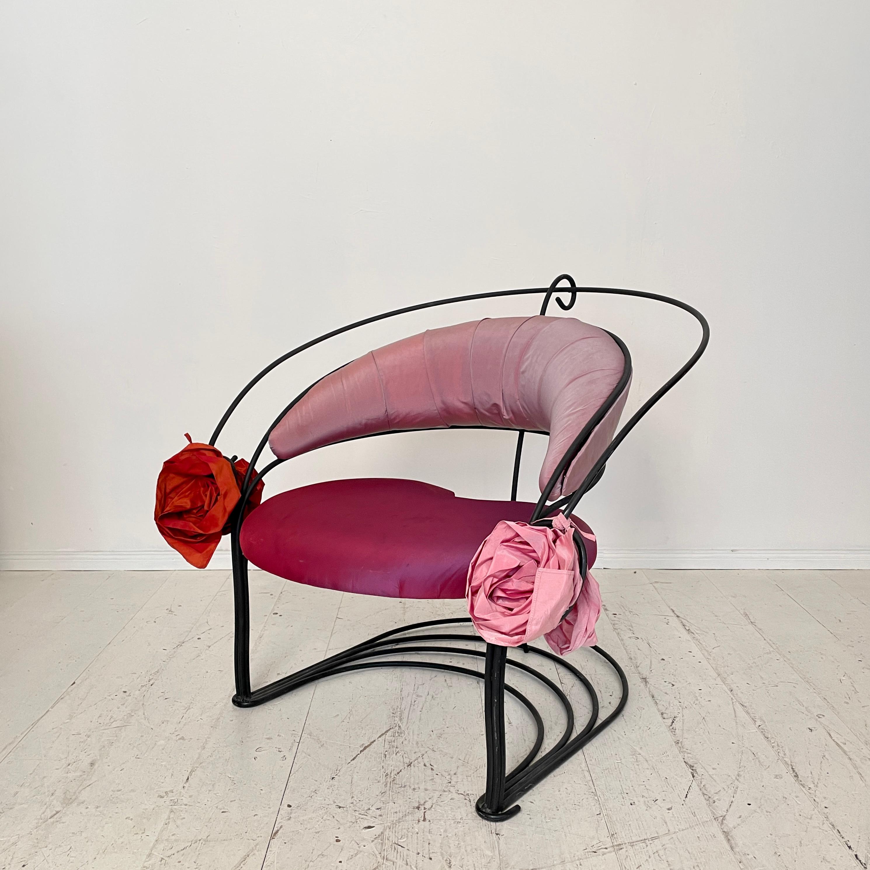 Fauteuil sculptural post-moderne en métal noir et tapisserie de soie rouge rose en vente 2