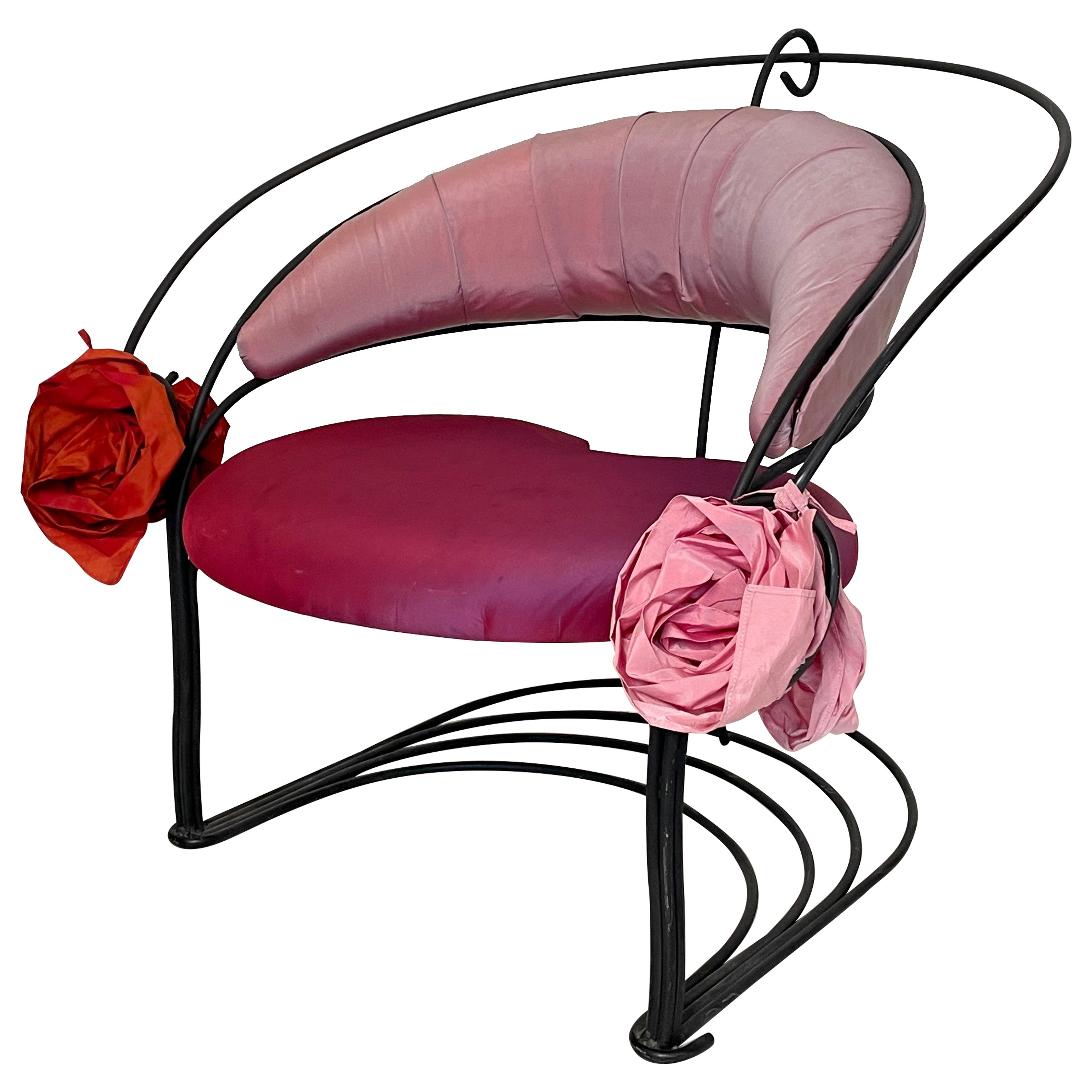 Fauteuil sculptural post-moderne en métal noir et tapisserie de soie rouge rose