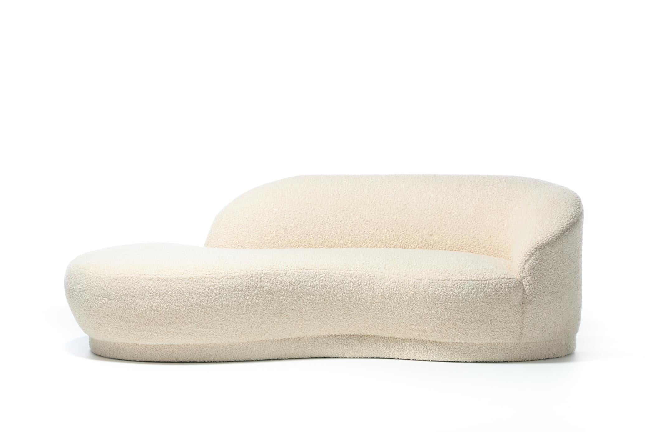 Post Modern Sculptural Cloud Sofa Newly Upholstered in Soft Ivory White Bouclé In Good Condition In Saint Louis, MO