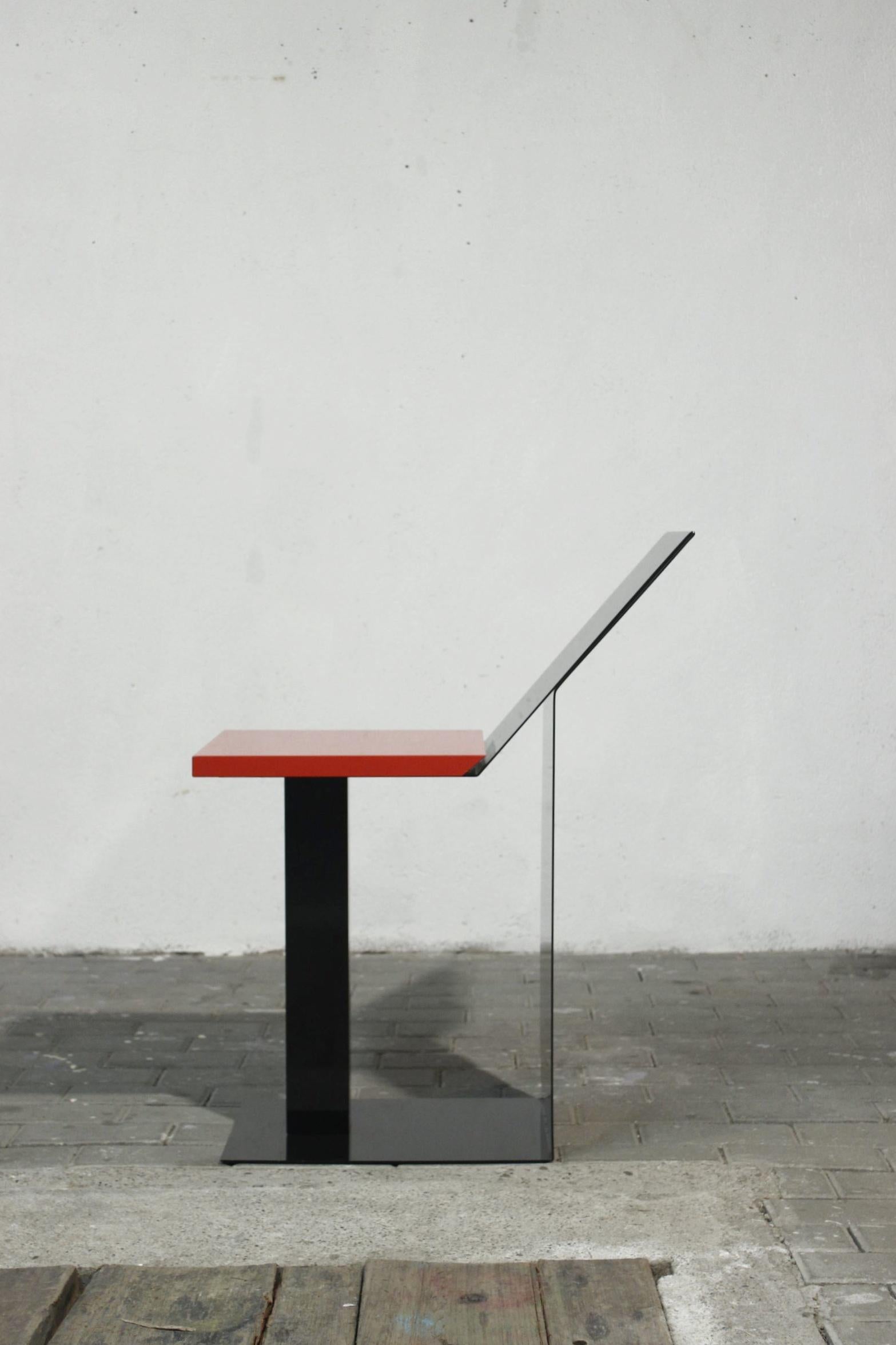 Post-Modern Post-modern sculptural memphis style pedestal table, 1980s For Sale