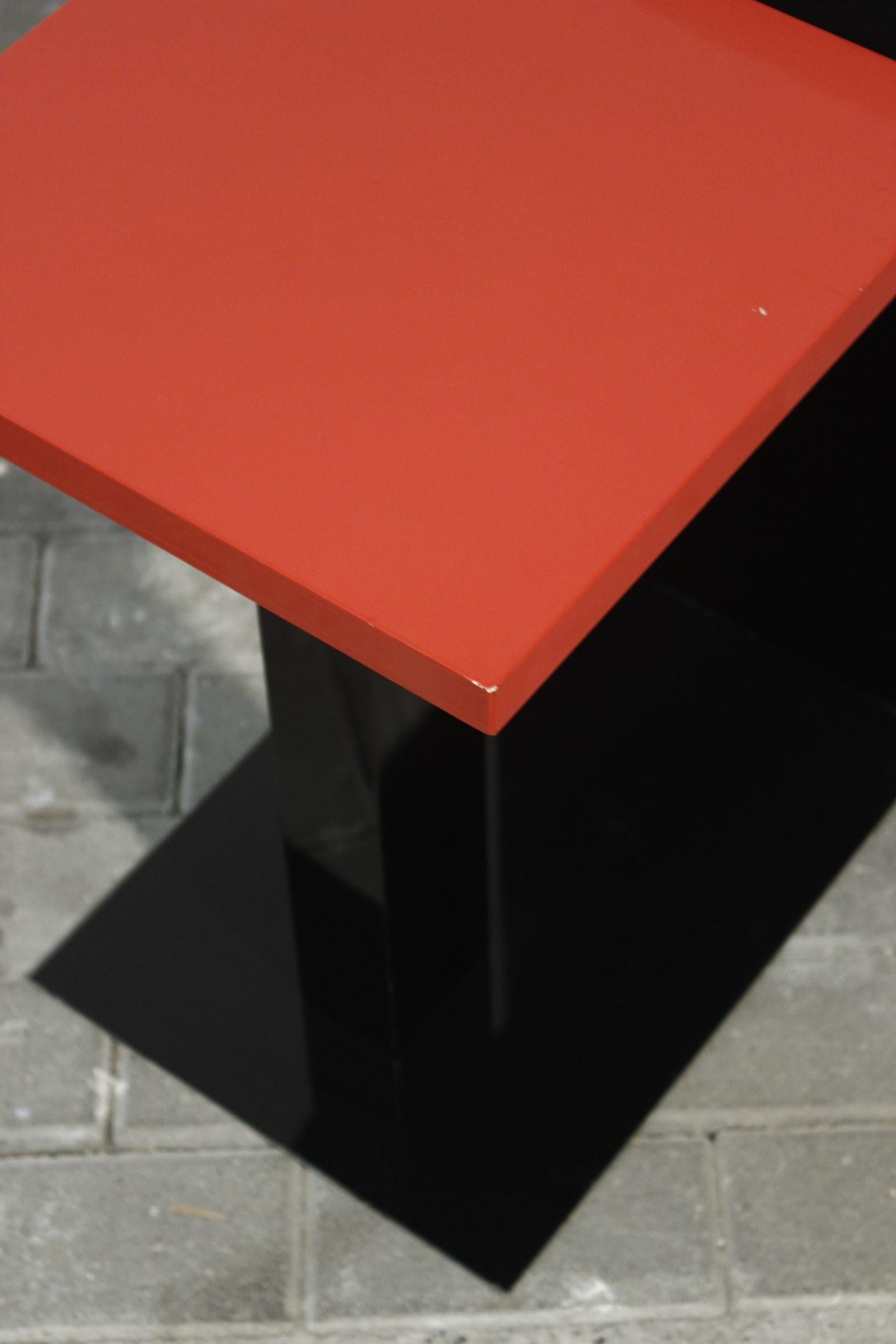 Steel Post-modern sculptural memphis style pedestal table, 1980s For Sale