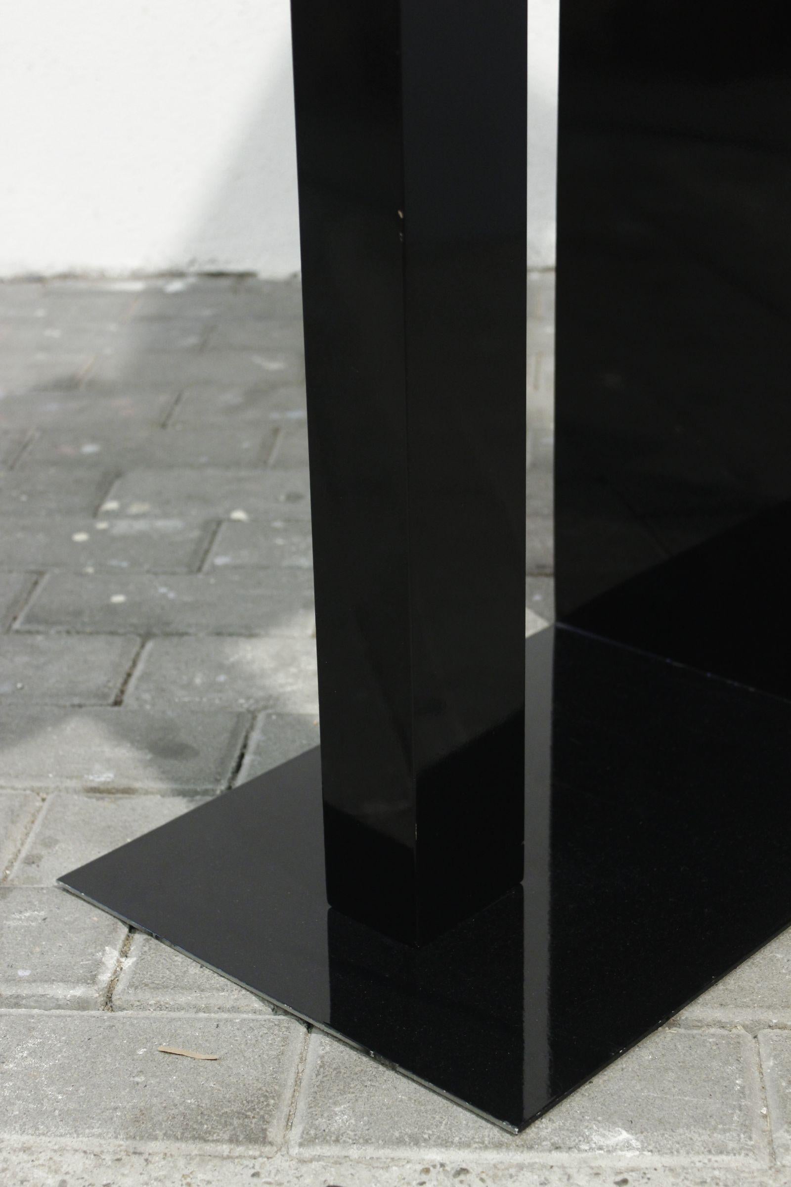 Post-modern sculptural memphis style pedestal table, 1980s For Sale 1