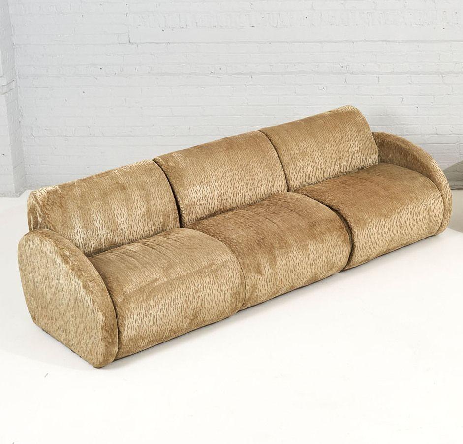 Canapé sculptural post-moderne. Le canapé est dans sa sellerie d'origine qui est en très bon état vintage. Il y a 2 canapés disponibles. Le prix s'entend par canapé.