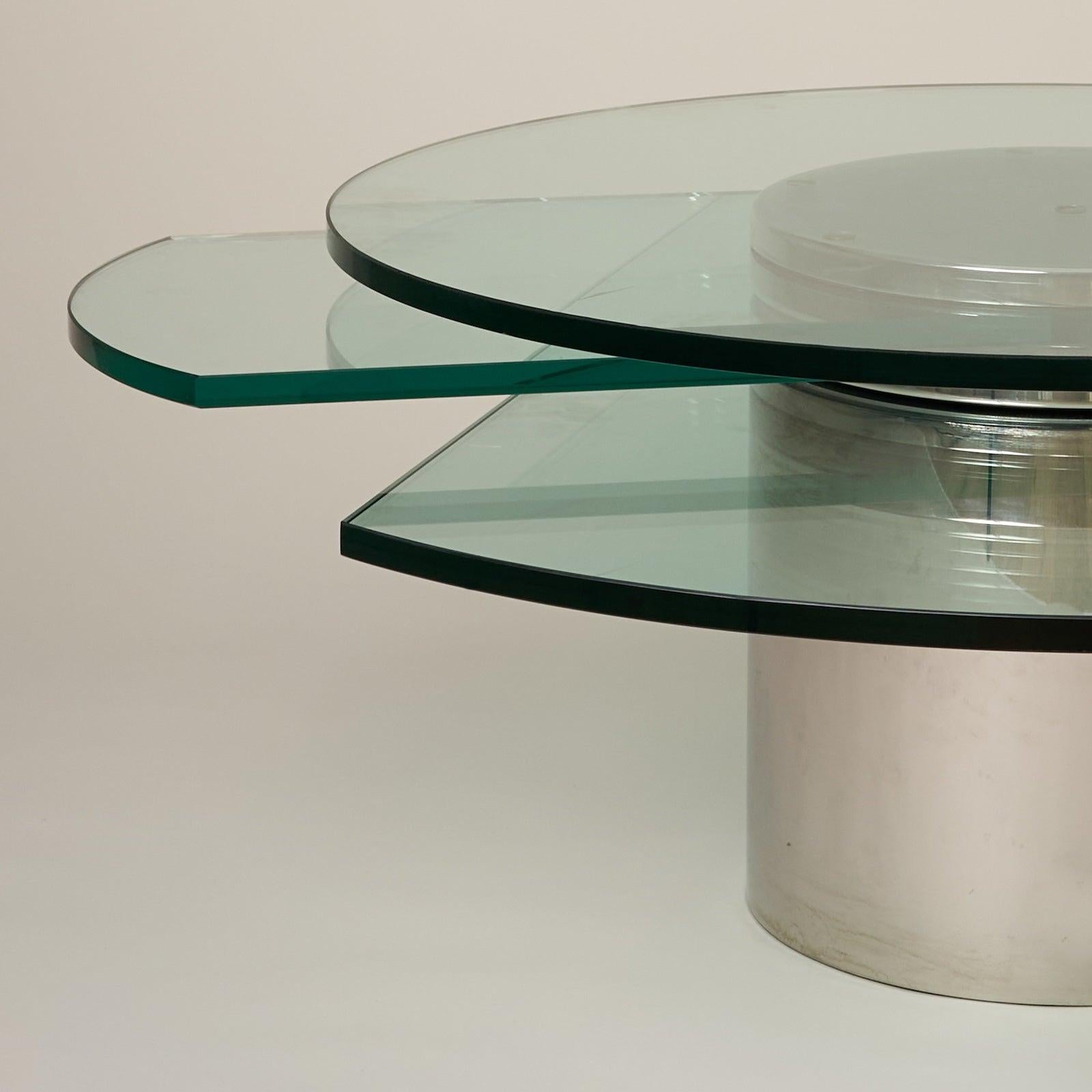 La Self-Winding Coffee Table est une pièce étonnante de l'ingénierie et du design de Dakota Jackson. Elle fait référence à l'horloge à remontage automatique grâce à deux pièces du plateau de table qui se déplacent sous et autour du plateau. Cette