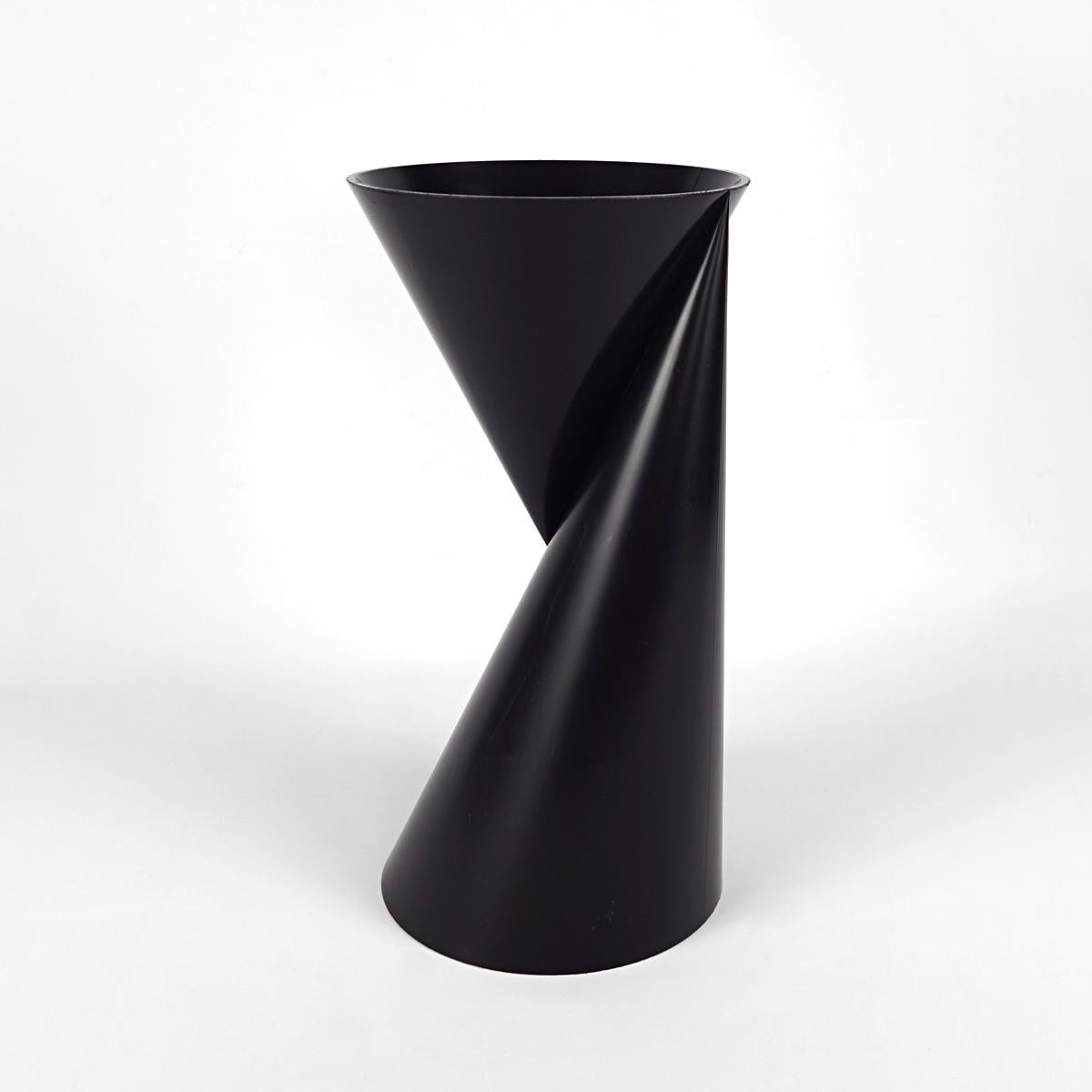 Post-Modern Set of 2 Plastic Vases Named Vase2 by Paul Baars For Sale 3