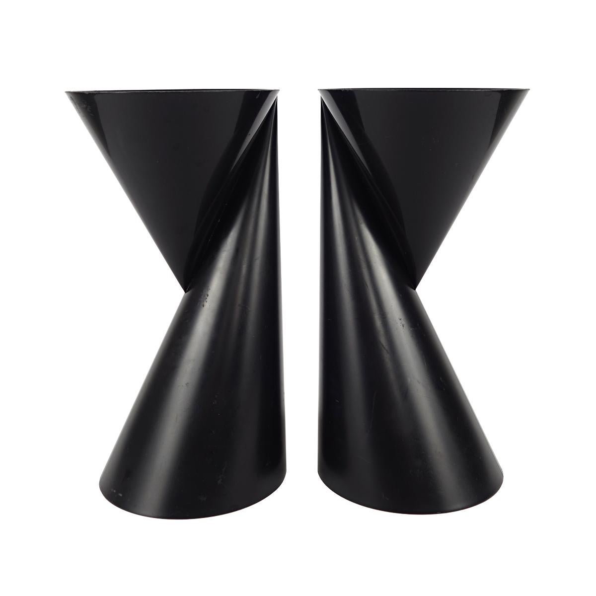 Set of two Dutch Design vases by Paul Baars, who designed them in 1997 in a true Space Age spirit. 
The ingenious concept ensures the versatility of the object. They can be used in two ways: for a large bouquet of flowers on one side and for a small