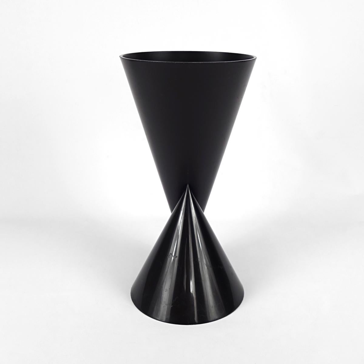Dutch Post-Modern Set of 2 Plastic Vases Named Vase2 by Paul Baars For Sale